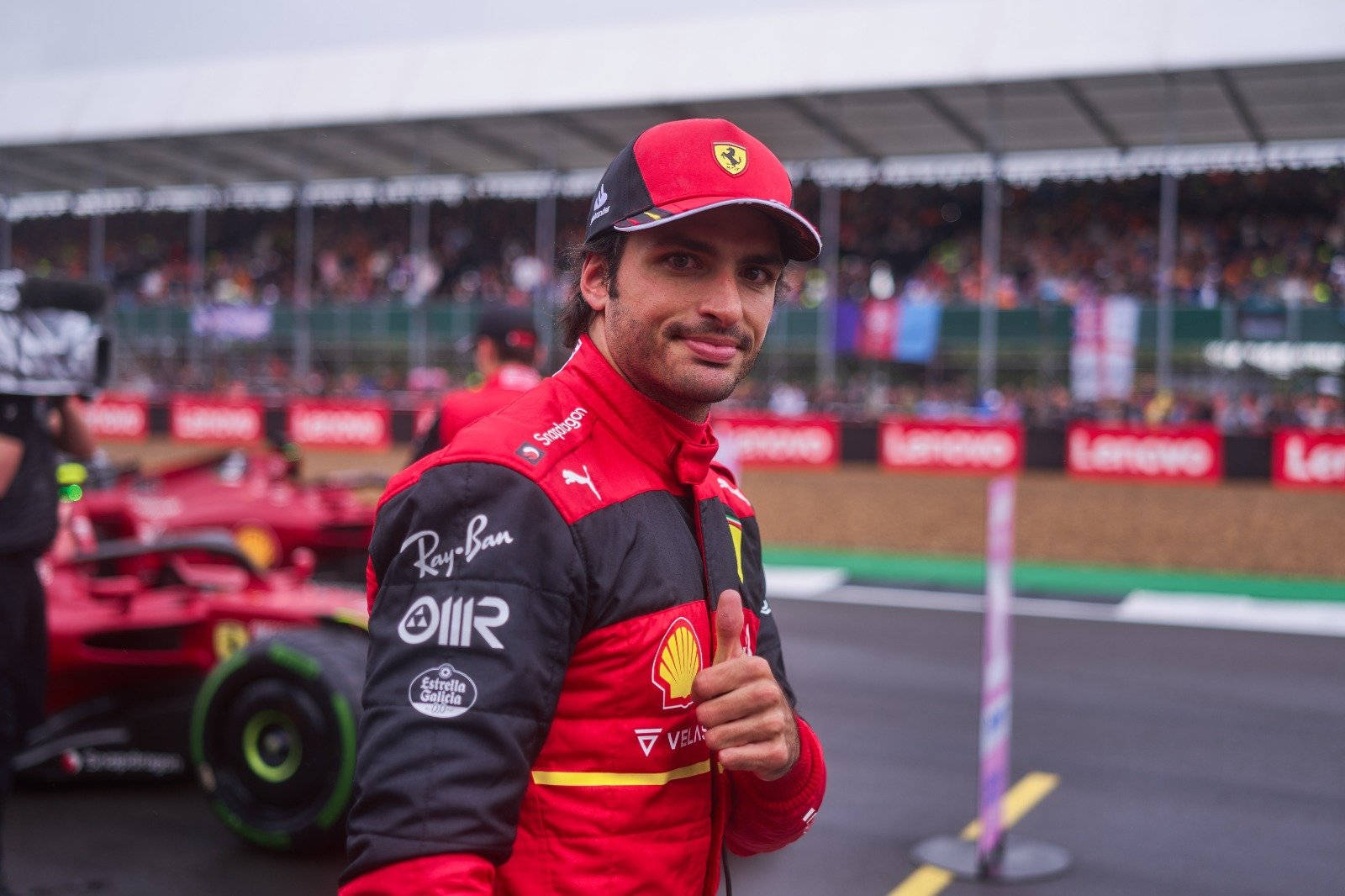 Carlos Sainz Jr Giving Thumbs Up Background