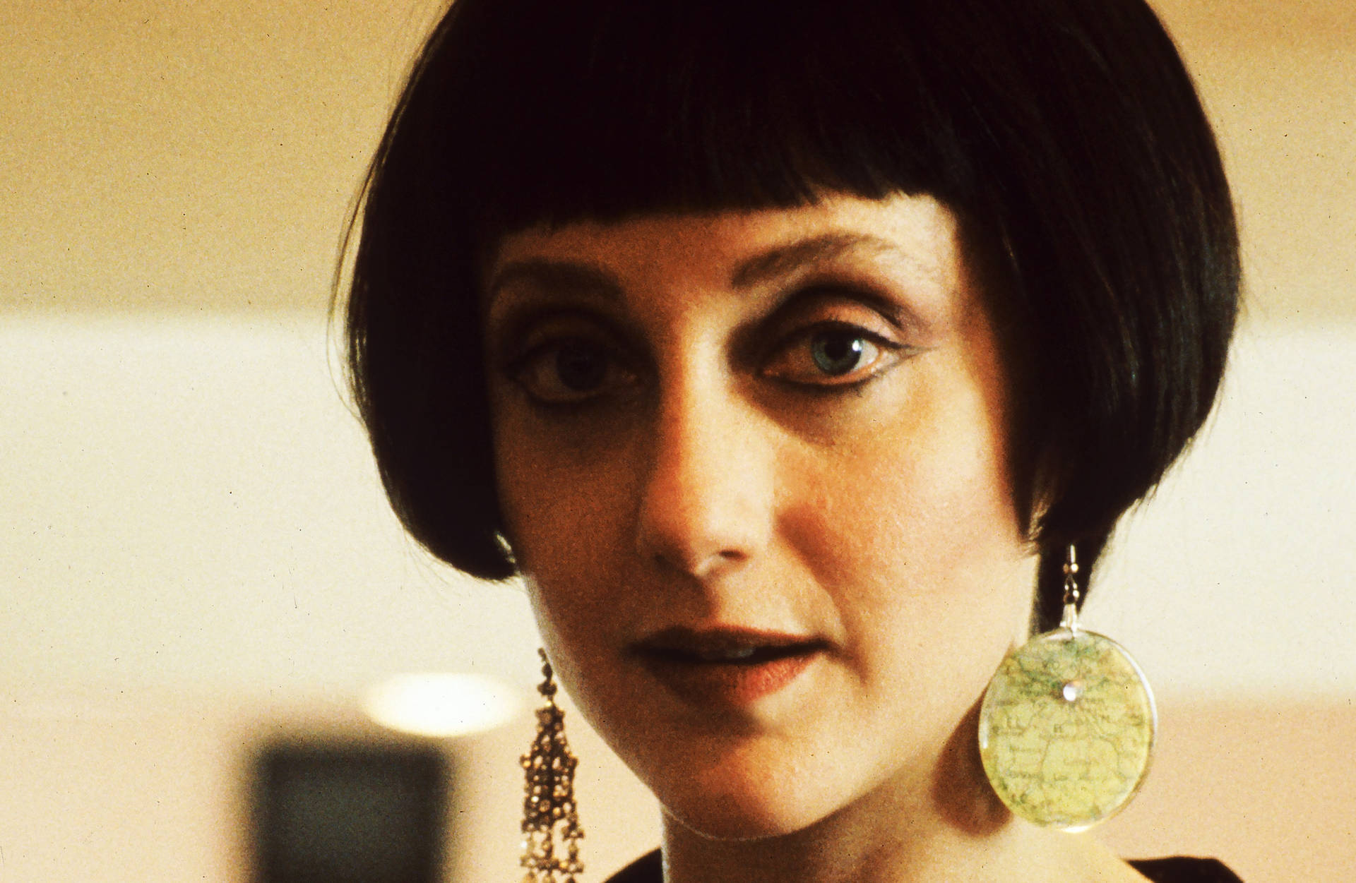 Carol Kane Bob Cut Hairstyle Background