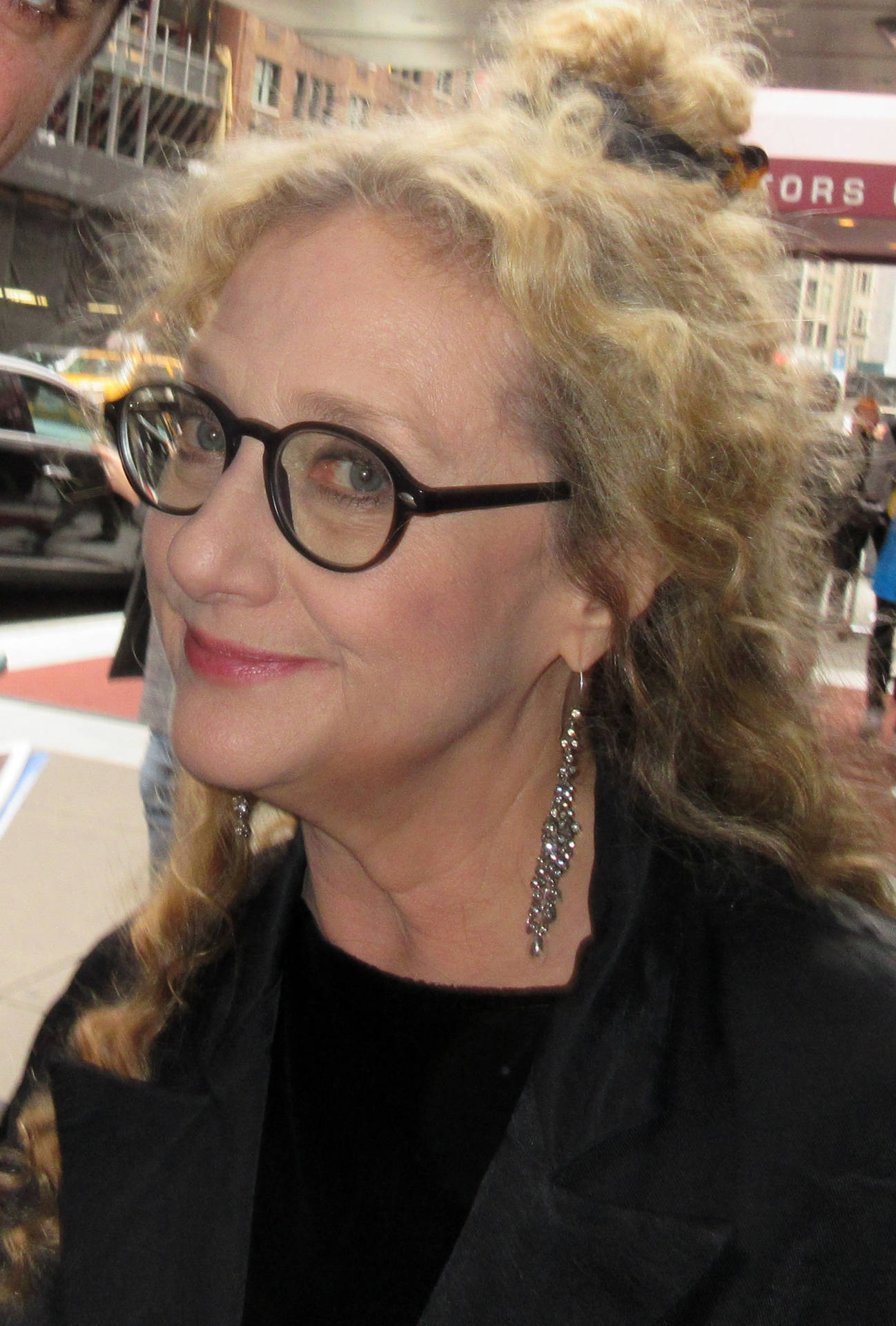 Carol Kane Wearing Eyeglasses Background