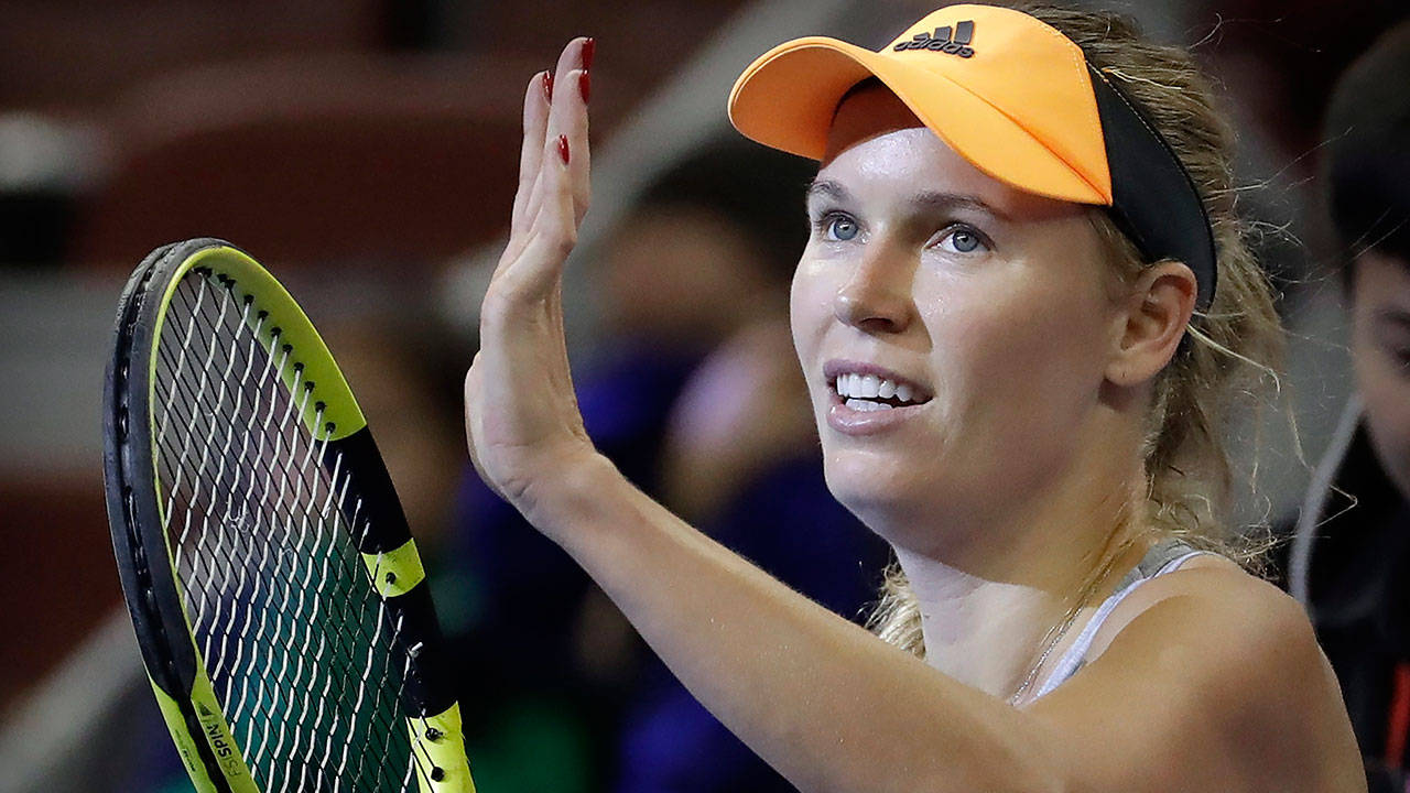 Caroline Wozniacki Waving Her Hand Background