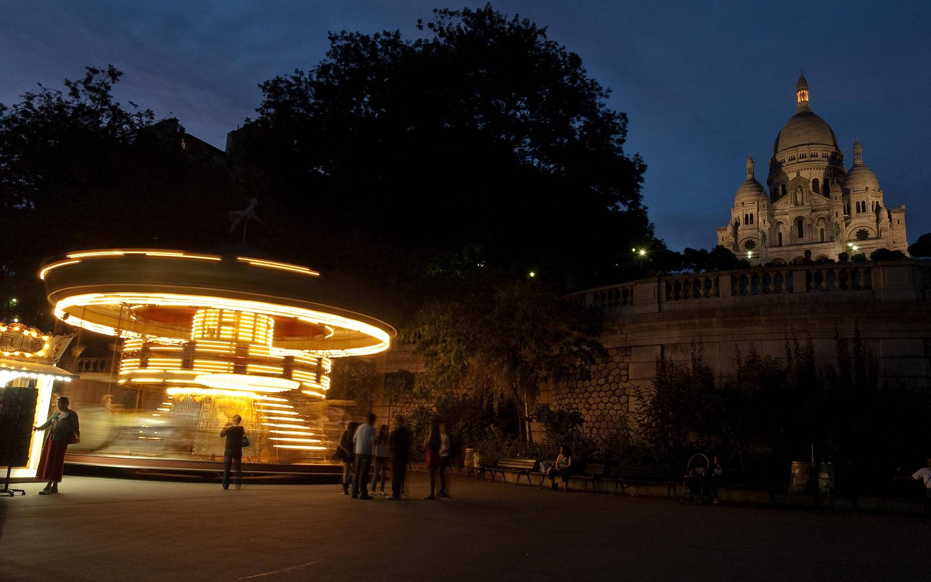 Carousel At The Sacre Coeur Basilica Background