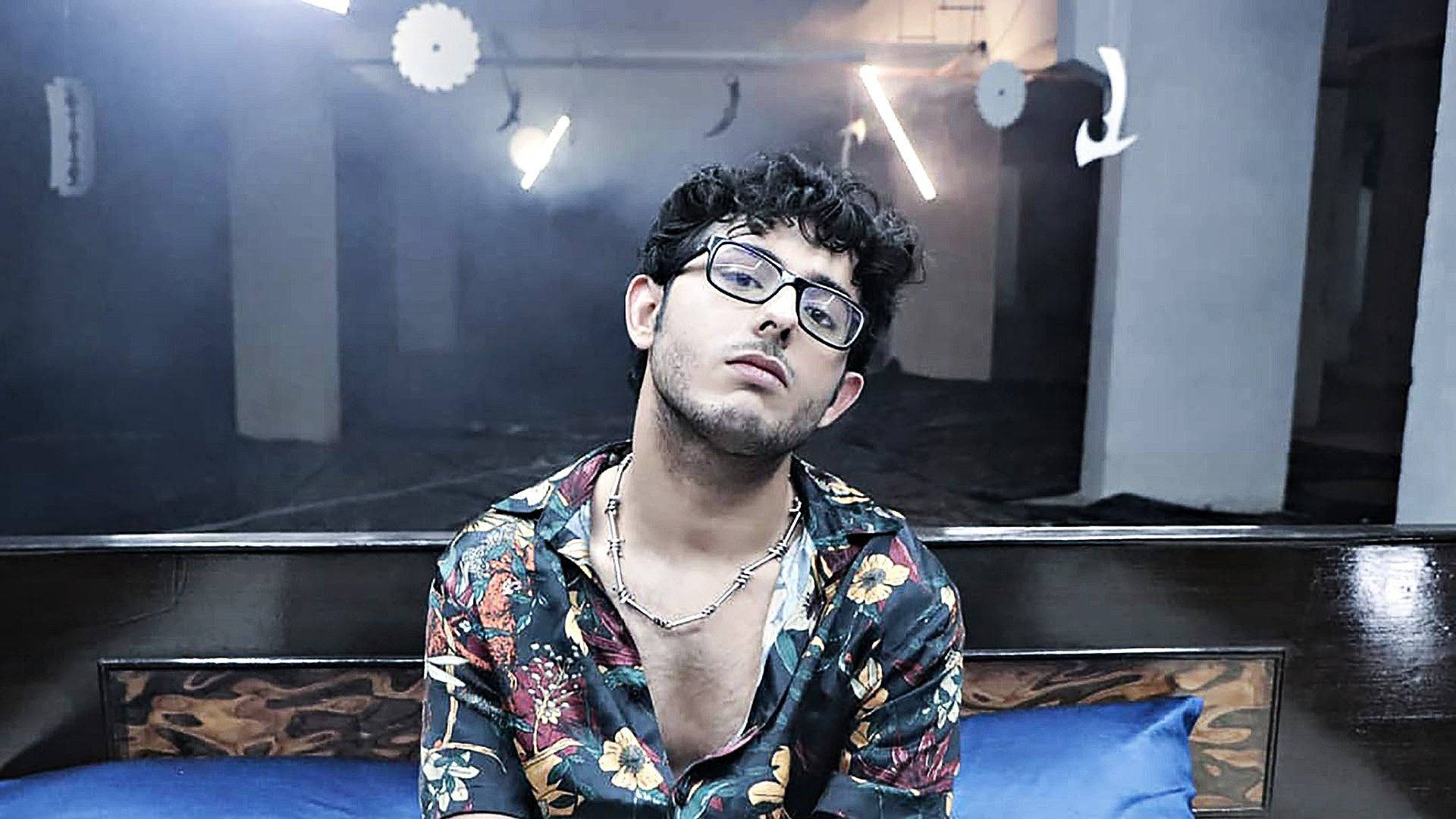 Carryminati With Curly Bangs Background