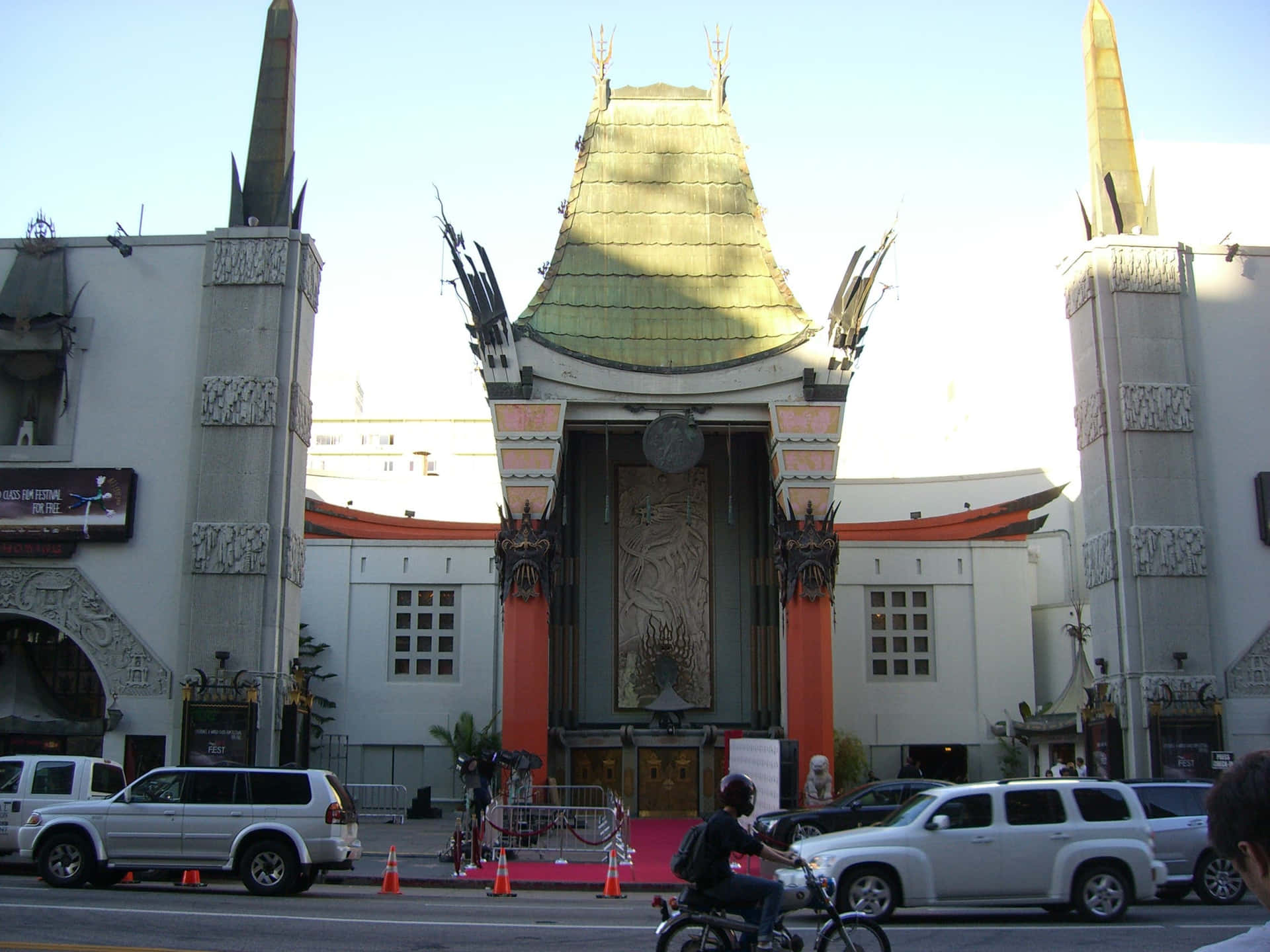 Cars Parked Outside Graumans Chinese Theatre Background