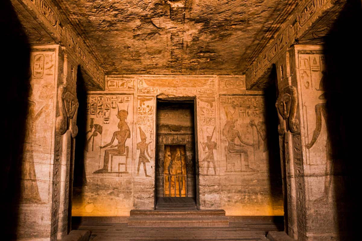 Carved Figures Inside The Temples Of Abu Simbel Background