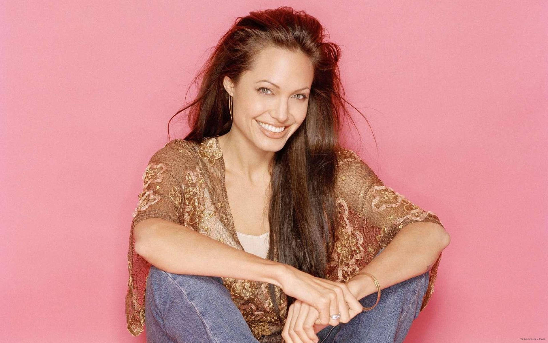 Casual-looking Angelina Jolie Photoshoot Background