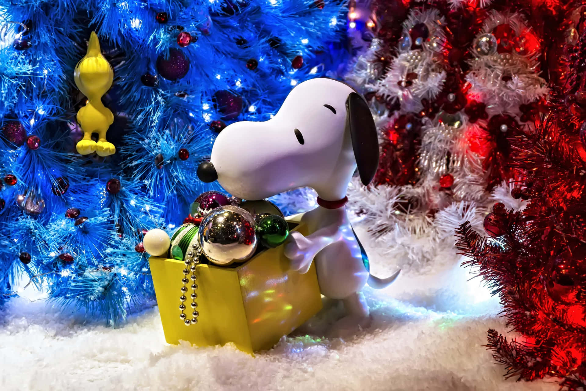 Celebrate Christmas With Your Family And The Peanuts Gang! Background