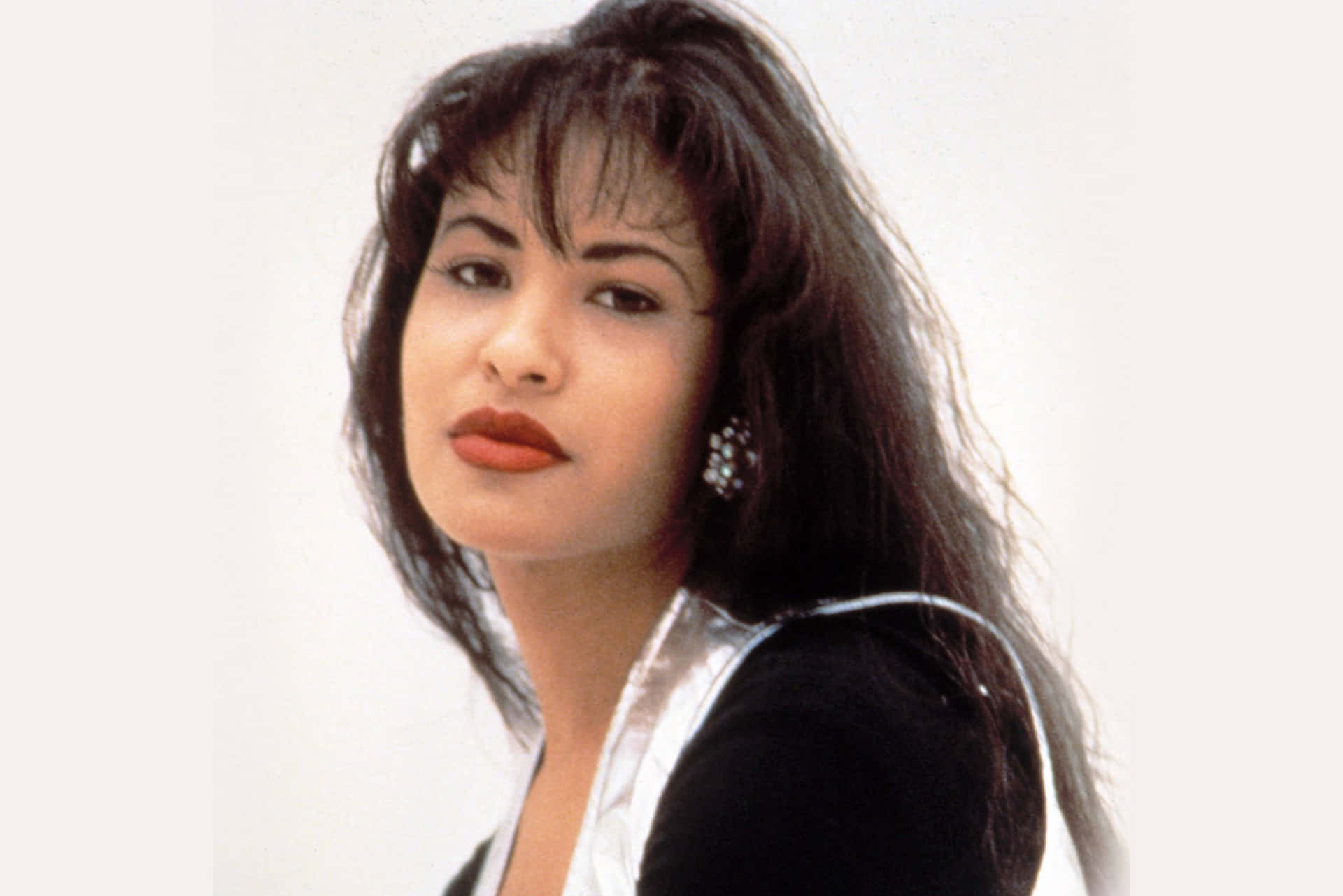 Celebrate The Legacy Of Selena Quintanilla With This Iphone Wallpaper Background