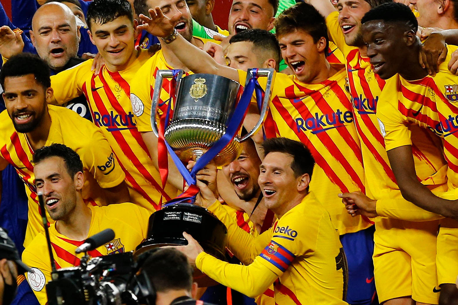 Celebrating Victory - Messi, Copa Del Rey Champion 2021 Background