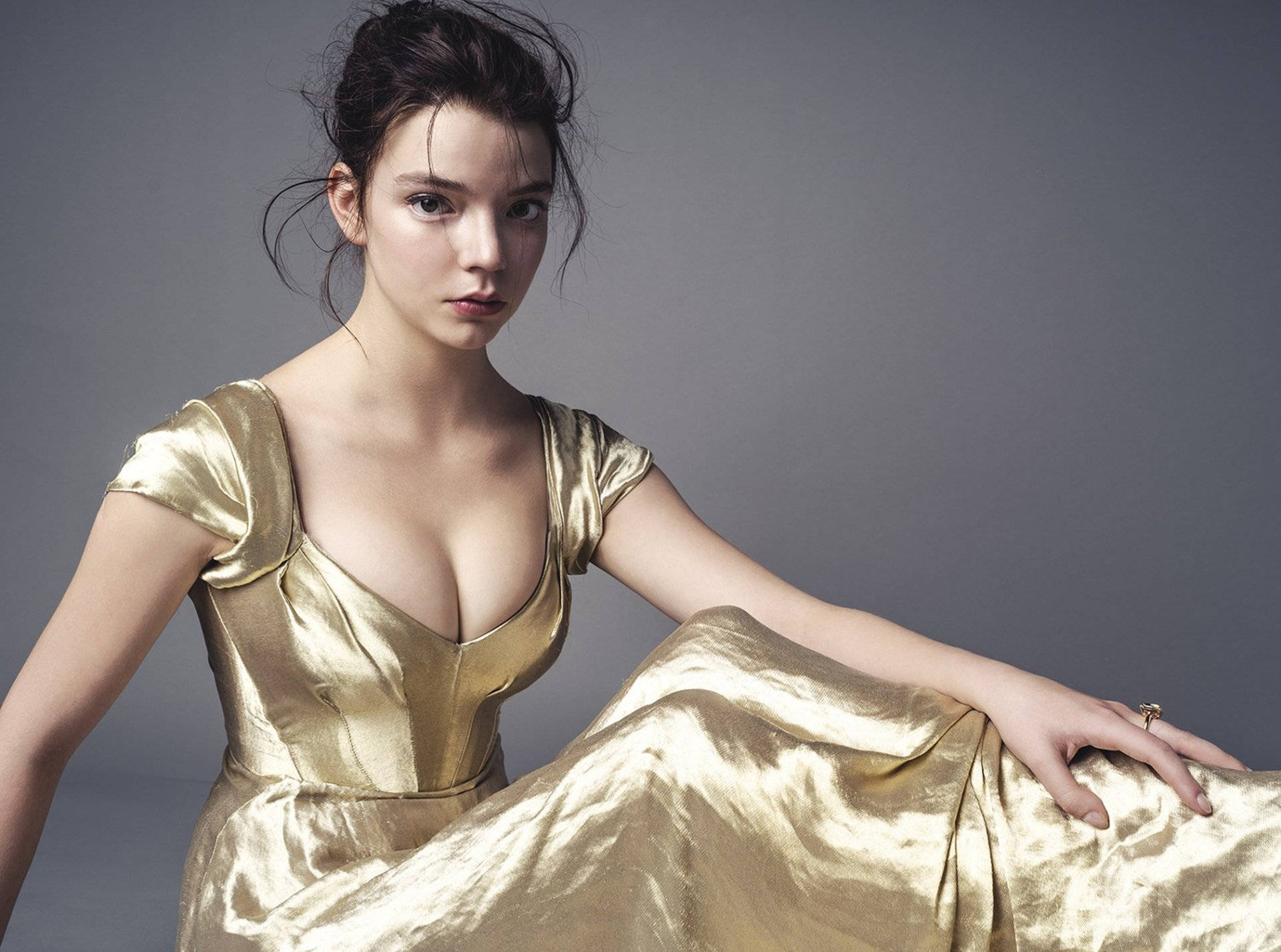 Celebrity Anya Taylor-joy Gold Gown Background
