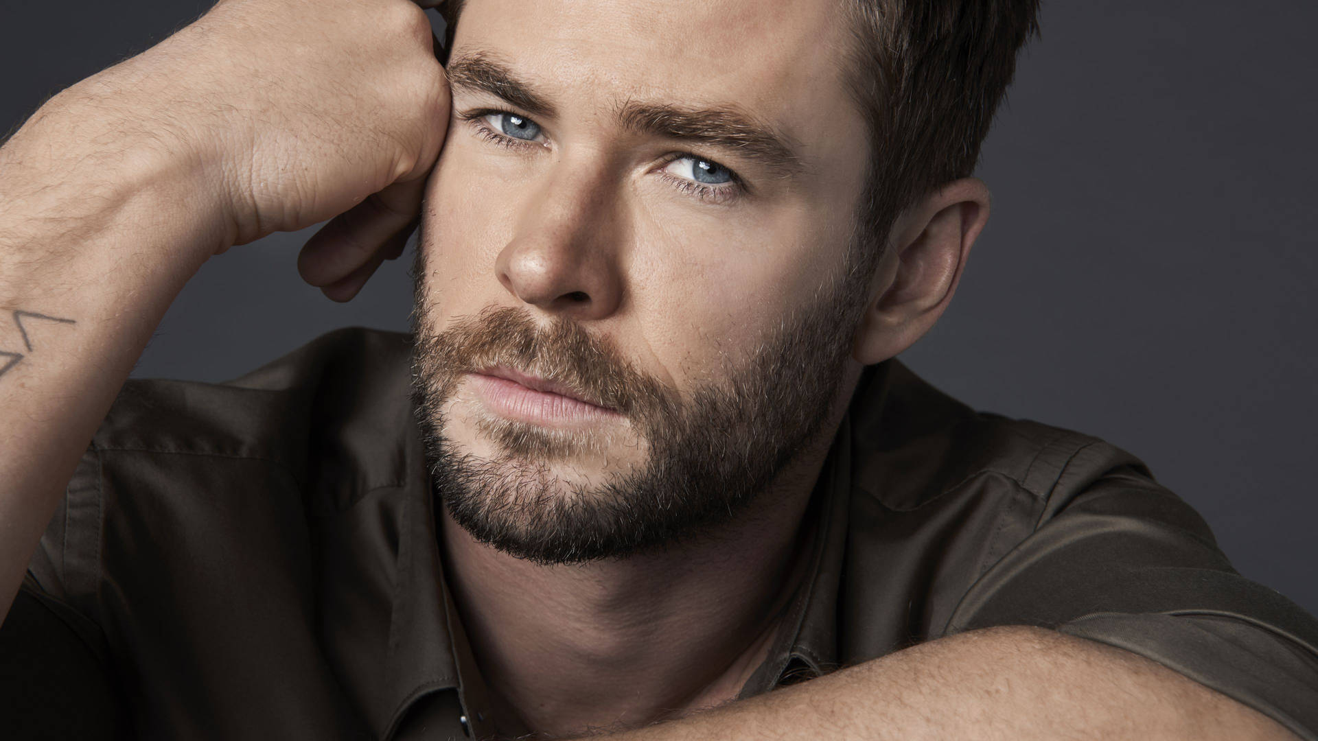 Celebrity Chris Hemsworth Close-up Background