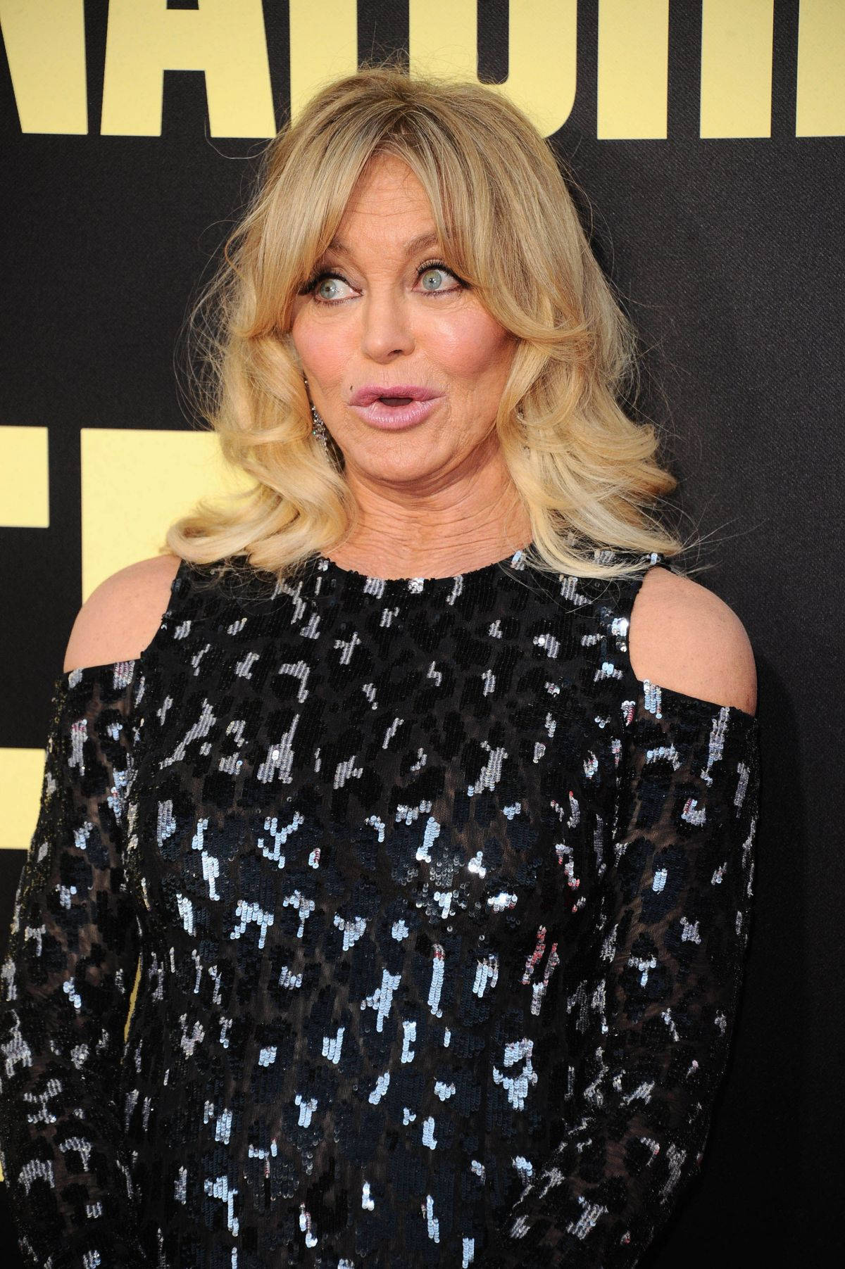 Celebrity Goldie Hawn Shocked Expression Background