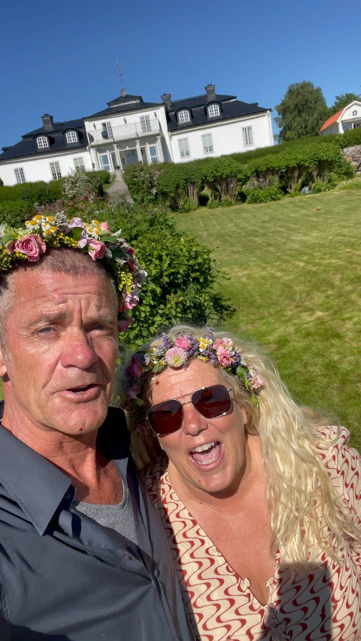 Celebrity Golfer Jesper Parnevik And His Wife Donning Flower Wreaths Background