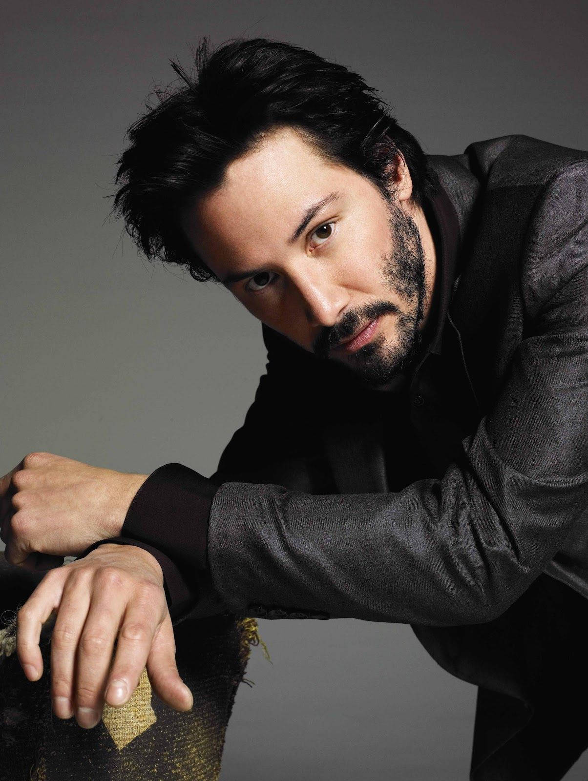 Celebrity Keanu Reeves Leaning Pose Background