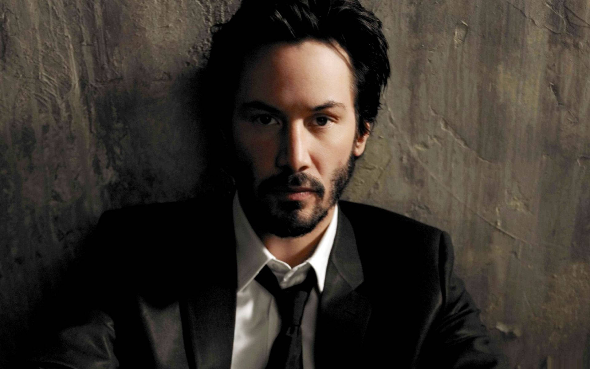 Celebrity Keanu Reeves Suit And Tie Background