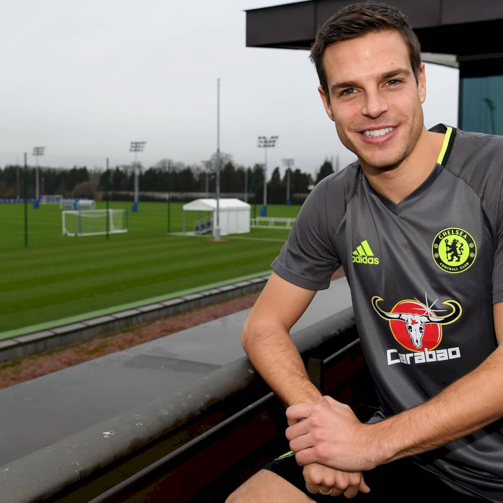 César Azpilicueta Relaxing With A Cheerful Smile Background