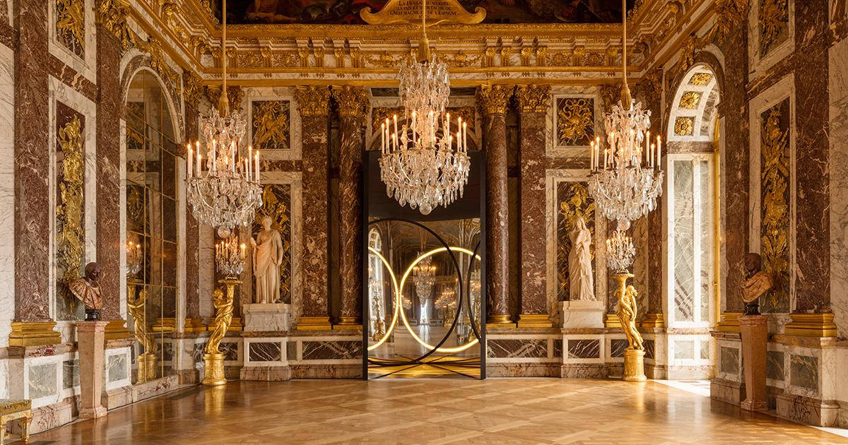 Chandeliers In The Palace Of Versailles Background