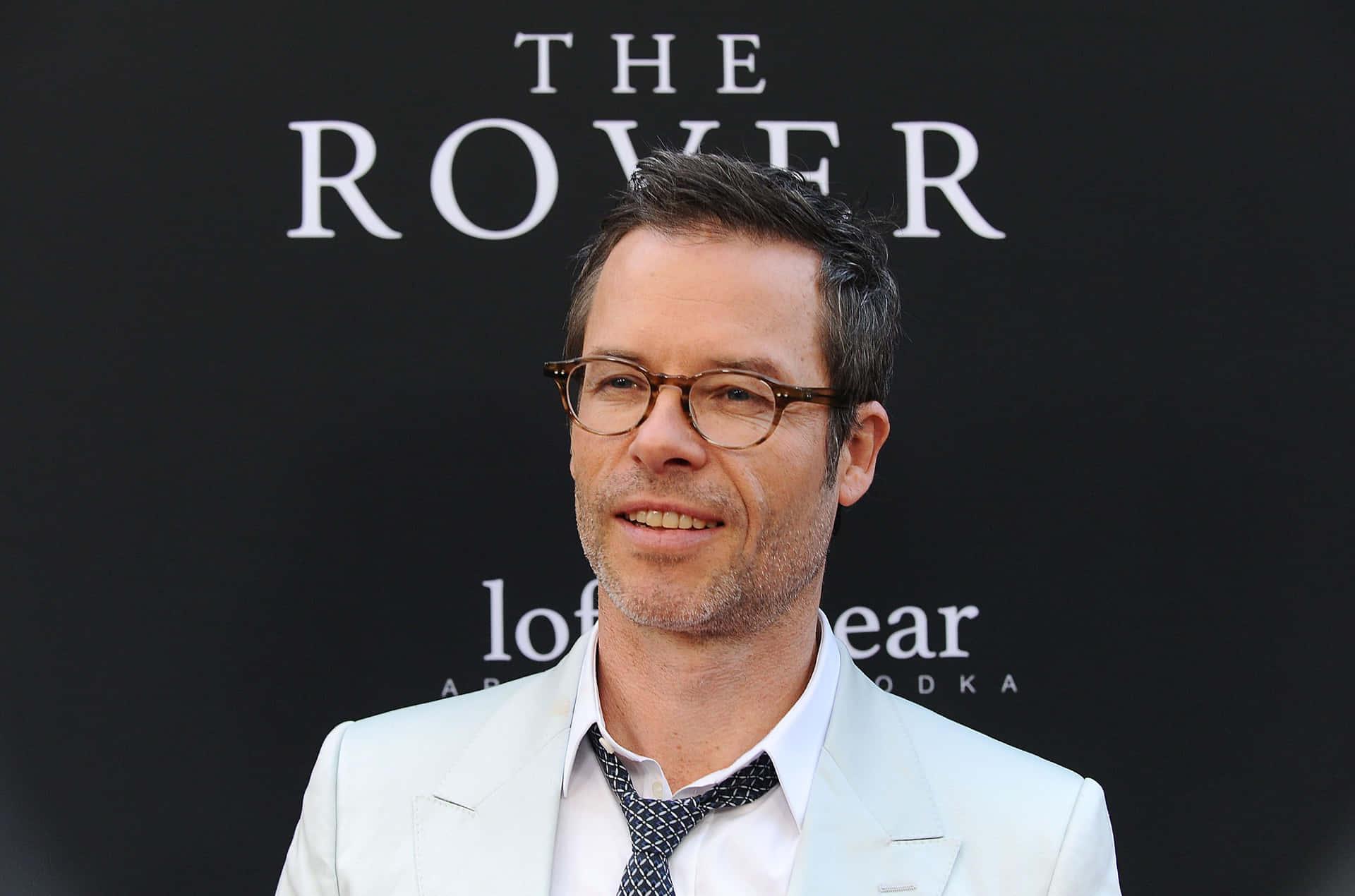 Charismatic Guy Pearce Posing For A Shoot Background