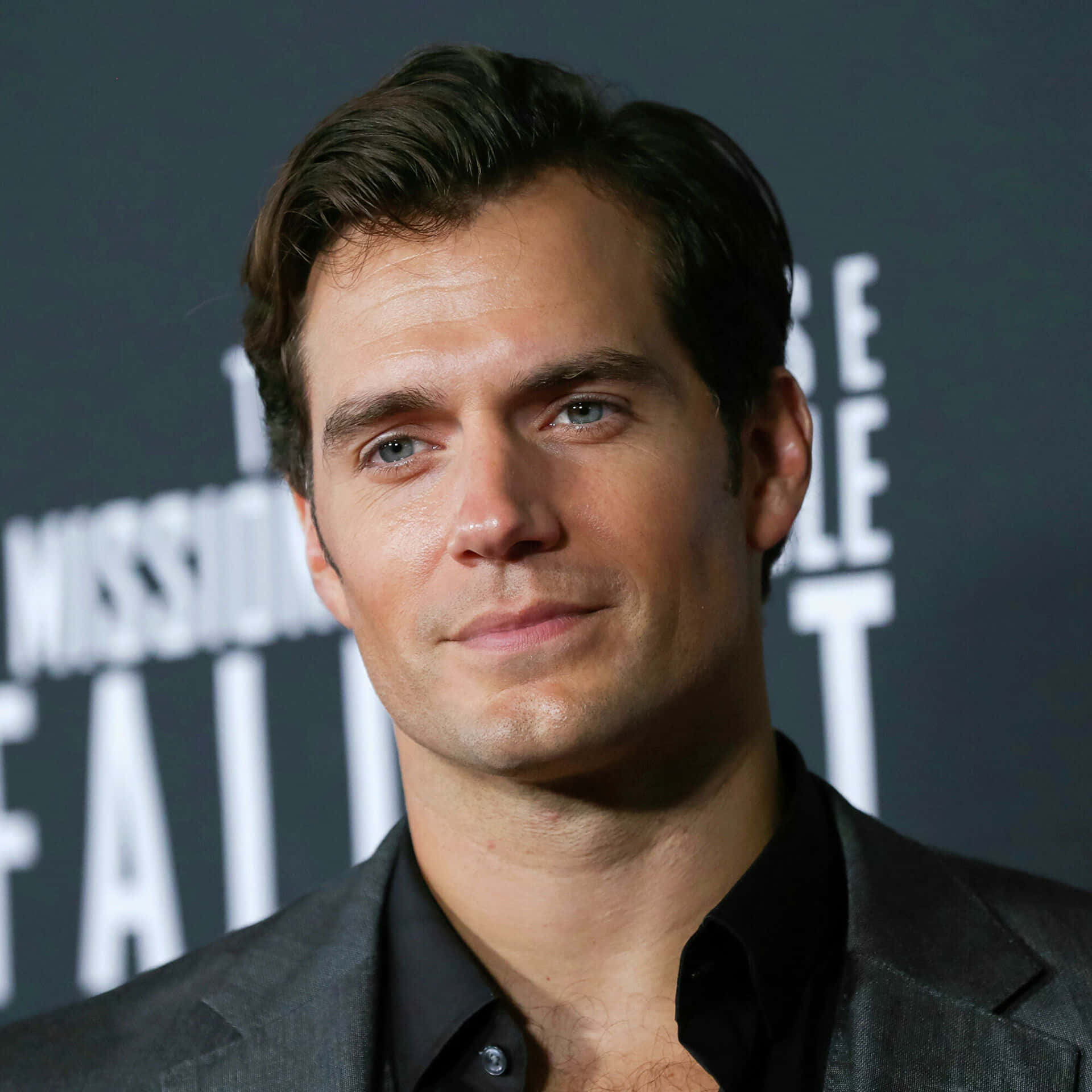 Charismatic Henry Cavill At Glamorous Red Carpet Event. Background