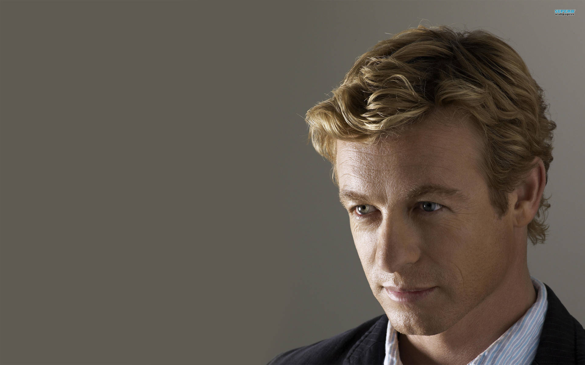 Charismatic Simon Baker As Patrick Jane In The Mentalist Background