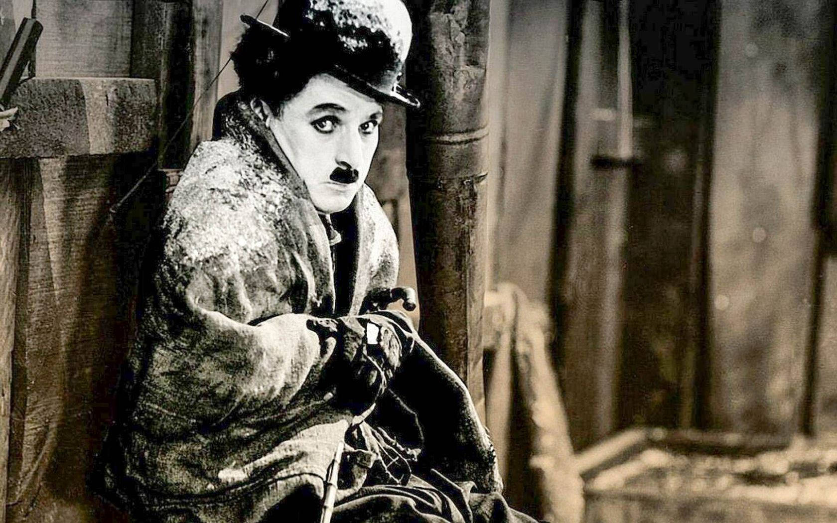 Charlie Chaplin Embracing The Cold Background