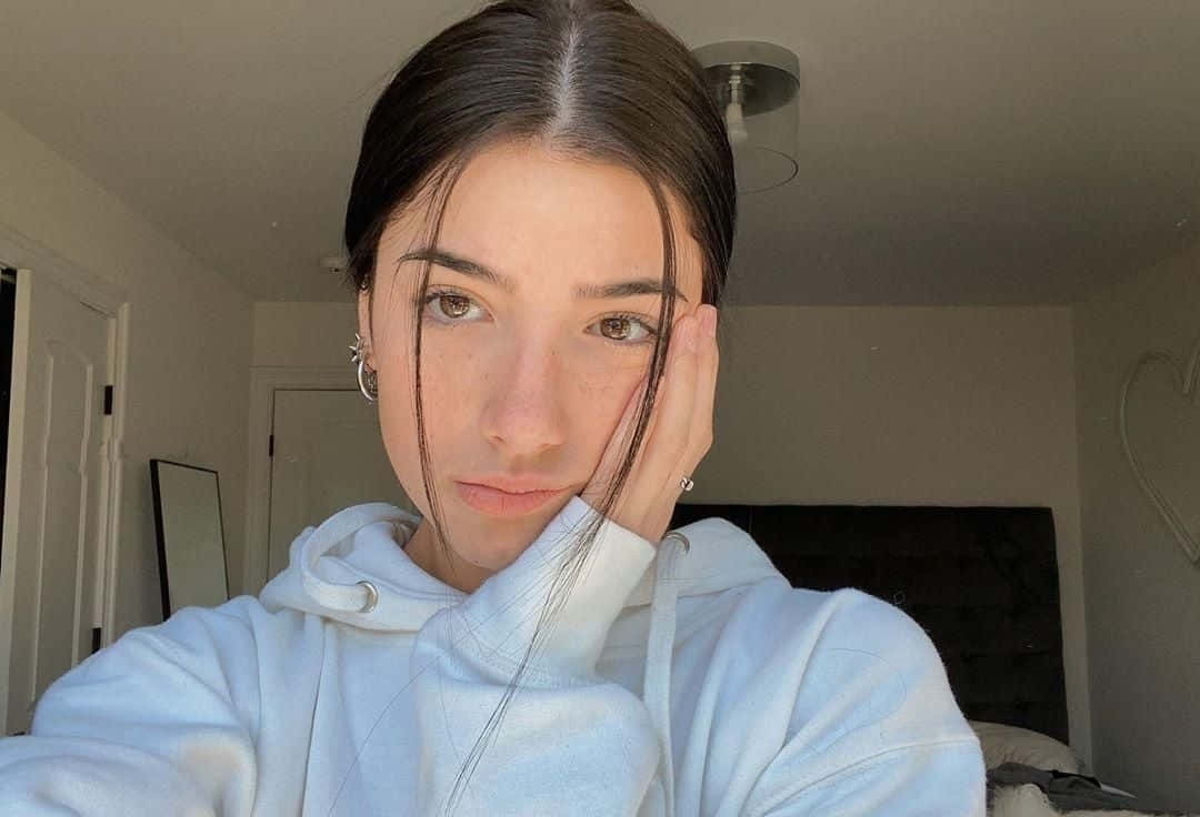 Charlie Damelio In White Hoodie Selfie Background