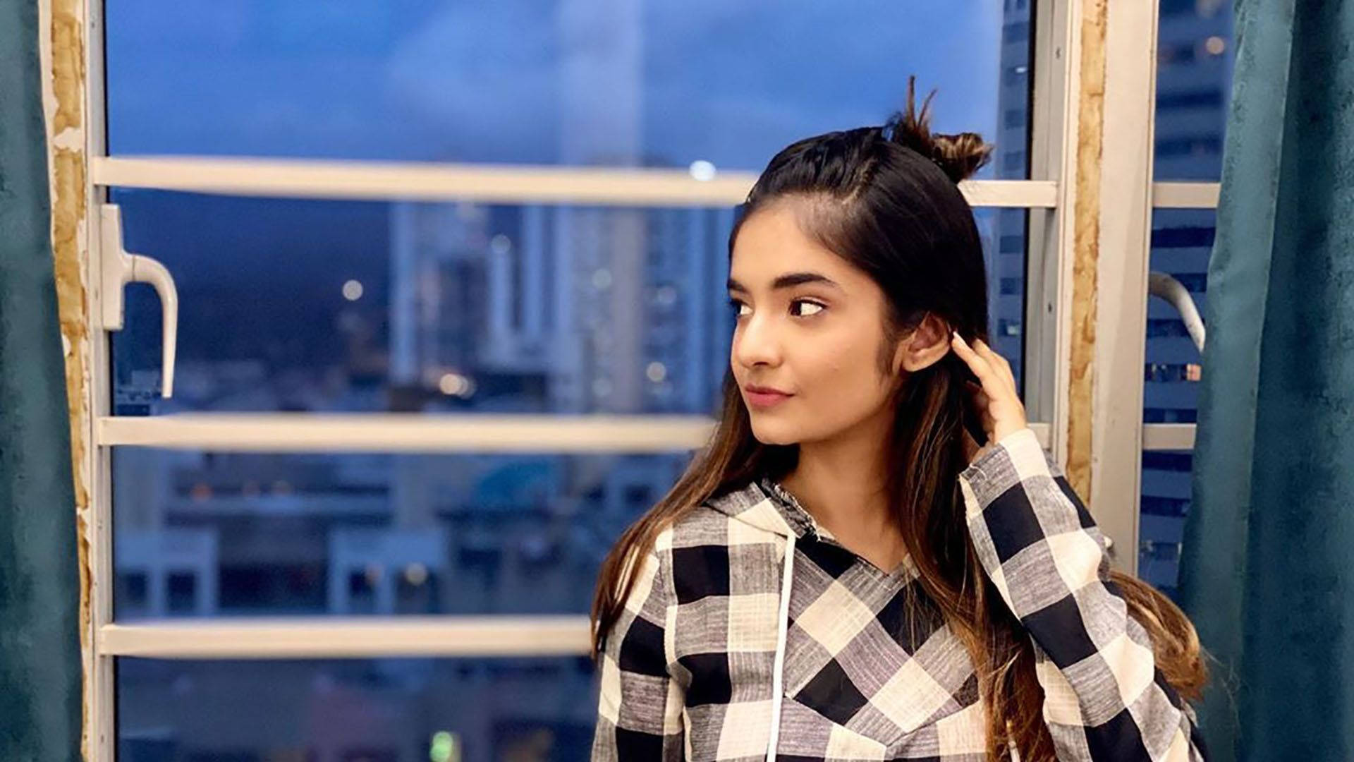 Charming Anushka Sen In A Stylish Checkered Blouse Background