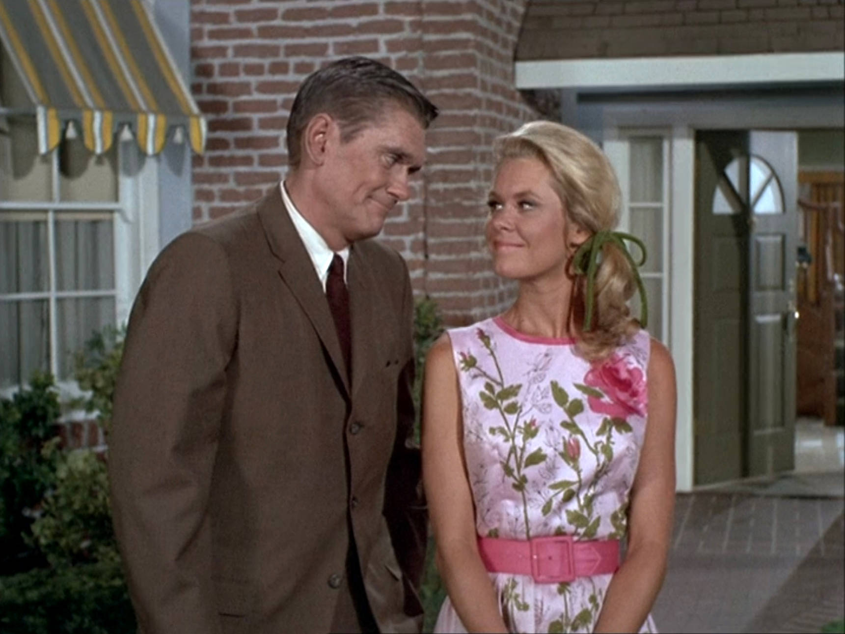 Charming Couple From Bewitched Tv Show Background