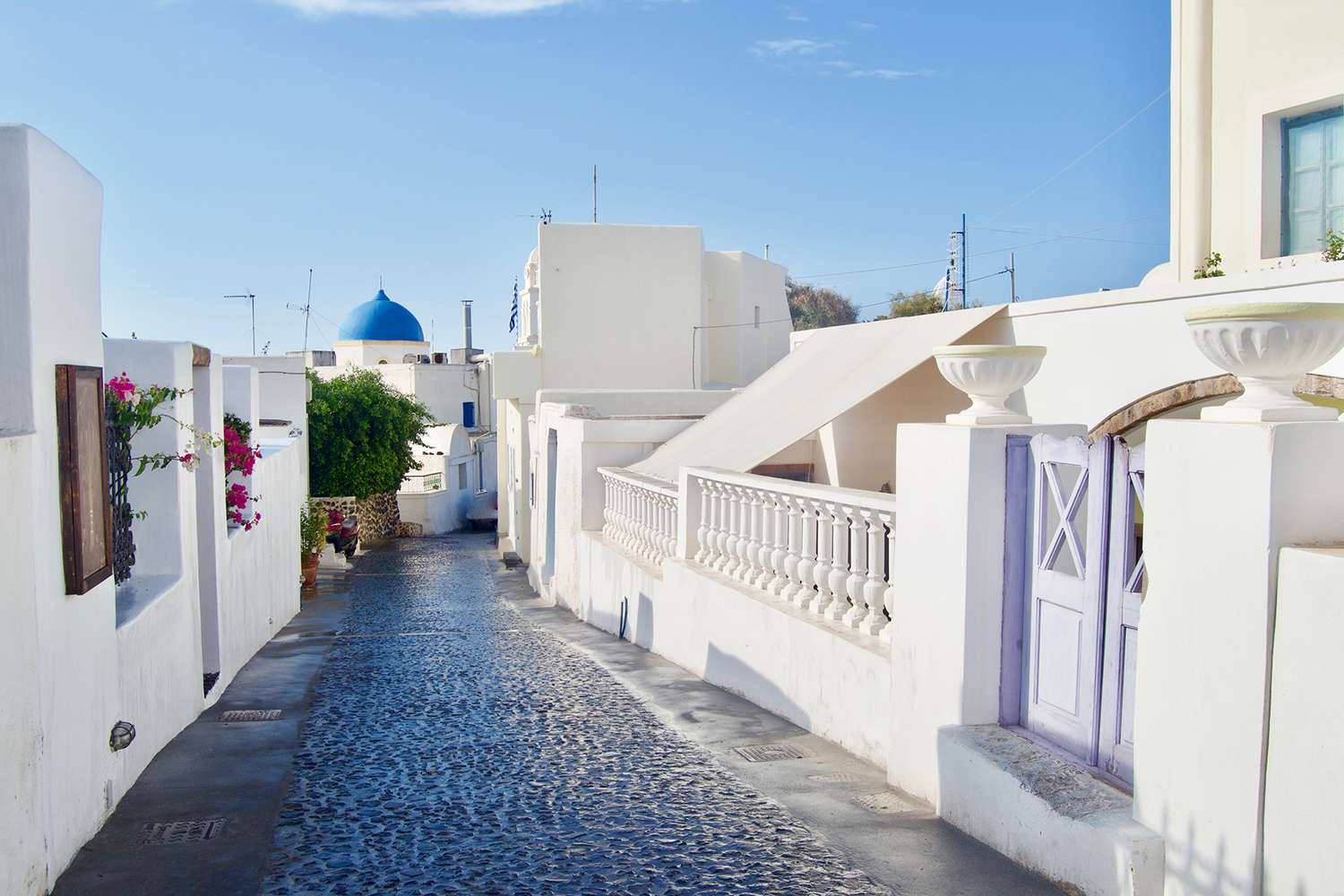 Charming Streets Of Santorini Background