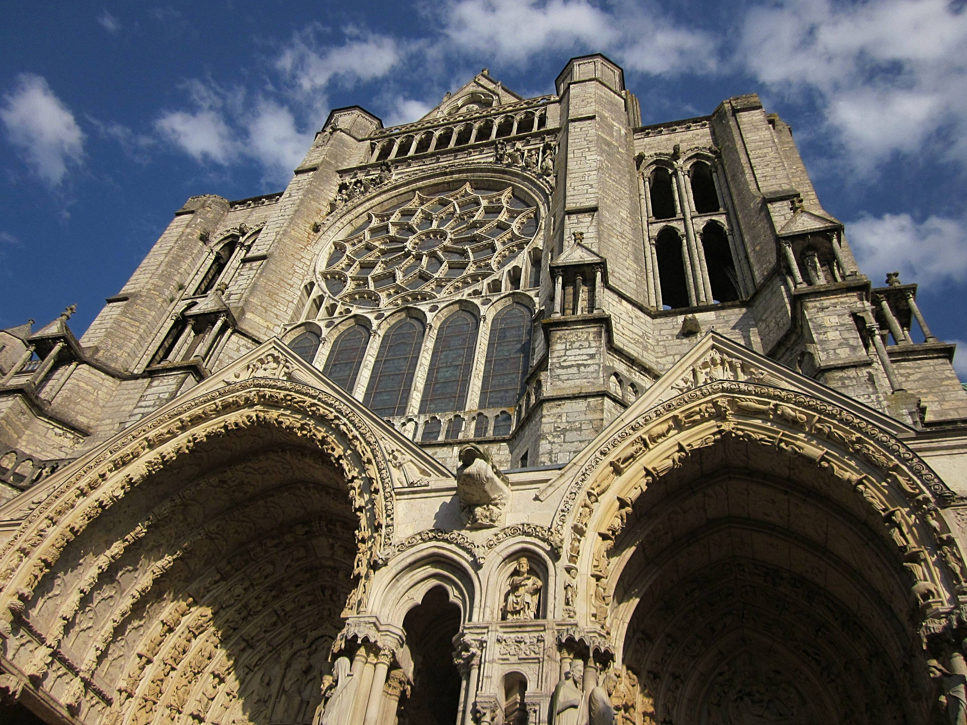 Chartres Cathedral Exhibits Gothic Designs Background