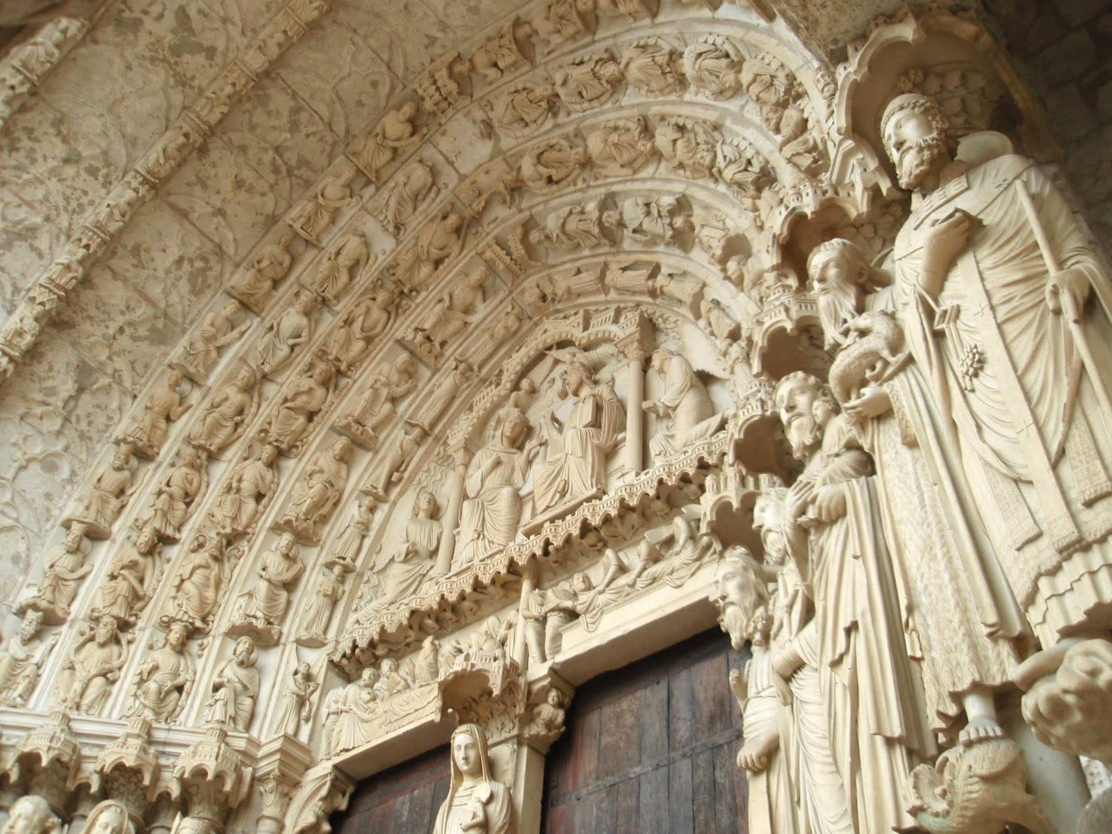 Chartres Cathedral's White Statues Background