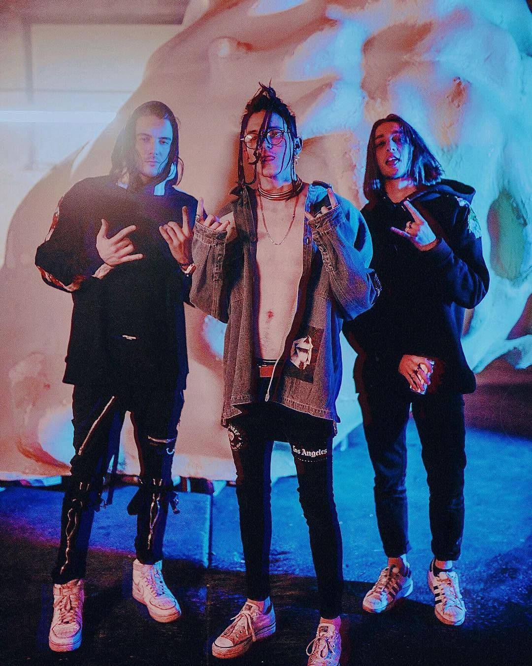 Chase Atlantic In Rockstar Pose Background