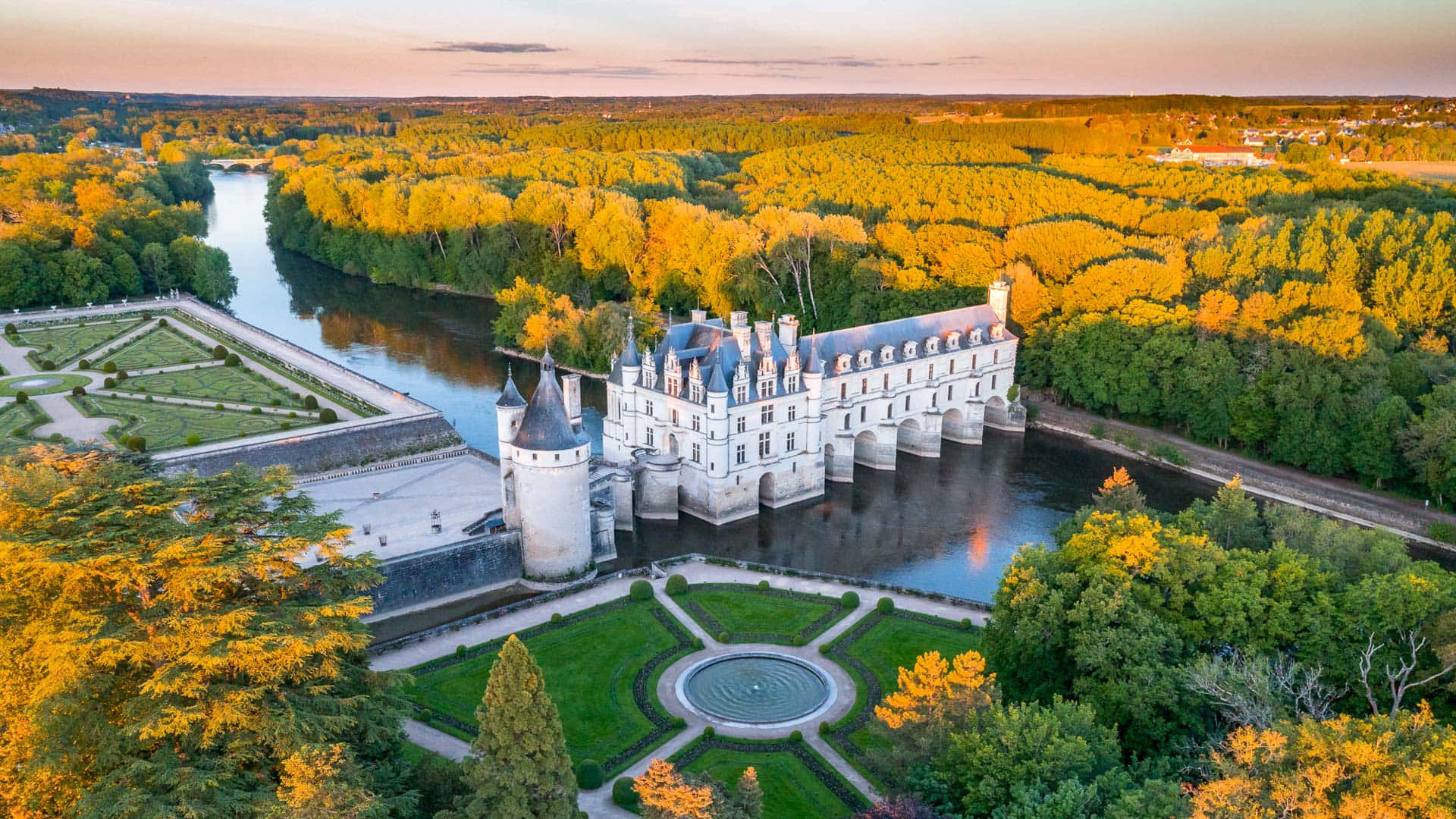 Chenonceau Yellow Foliage Background