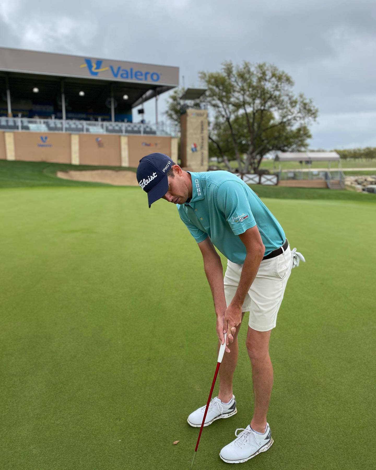 Chesson Hadley Gripping Golf Putter Background