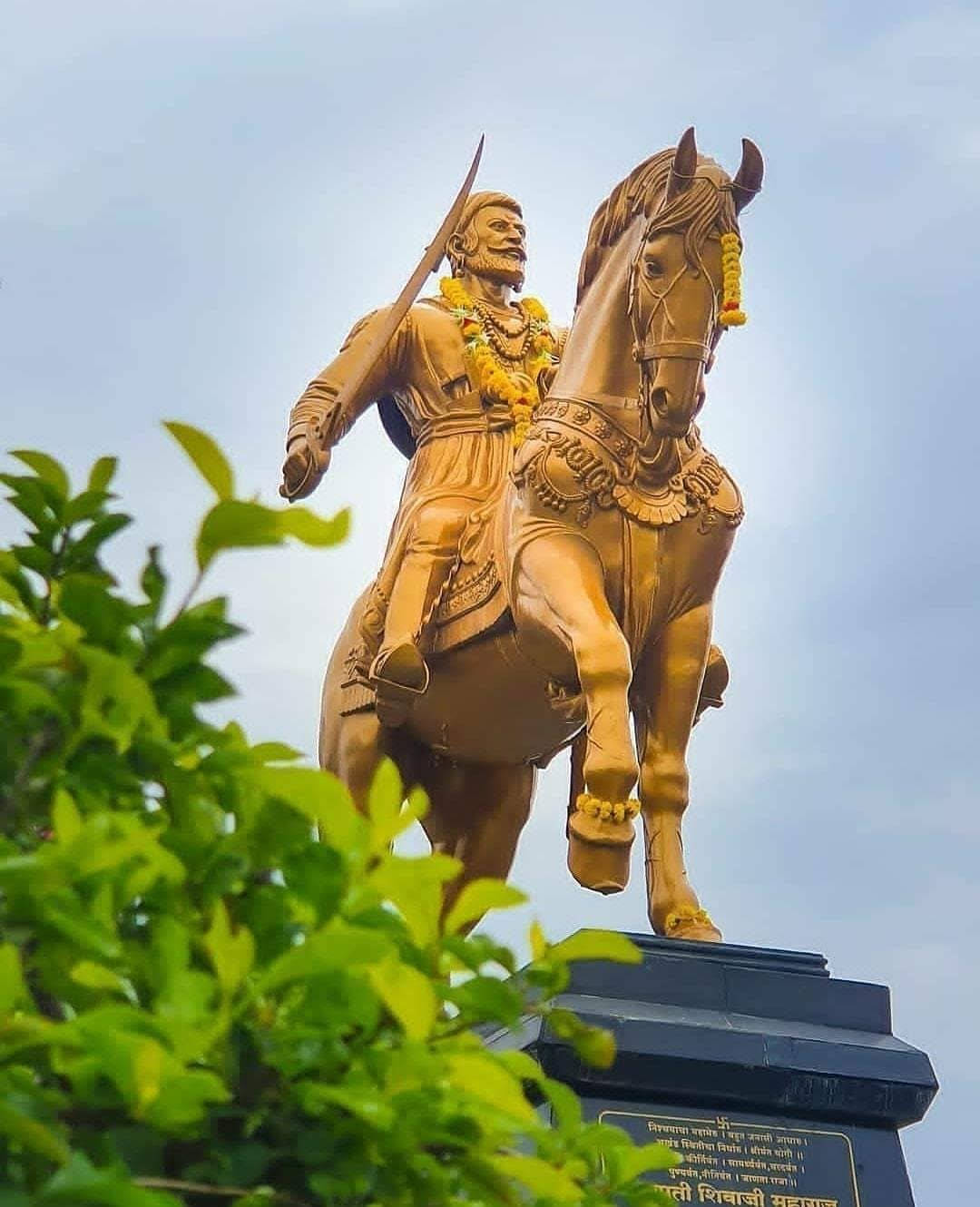 Chhatrapati Shivaji Maharaj Golden Statue Background