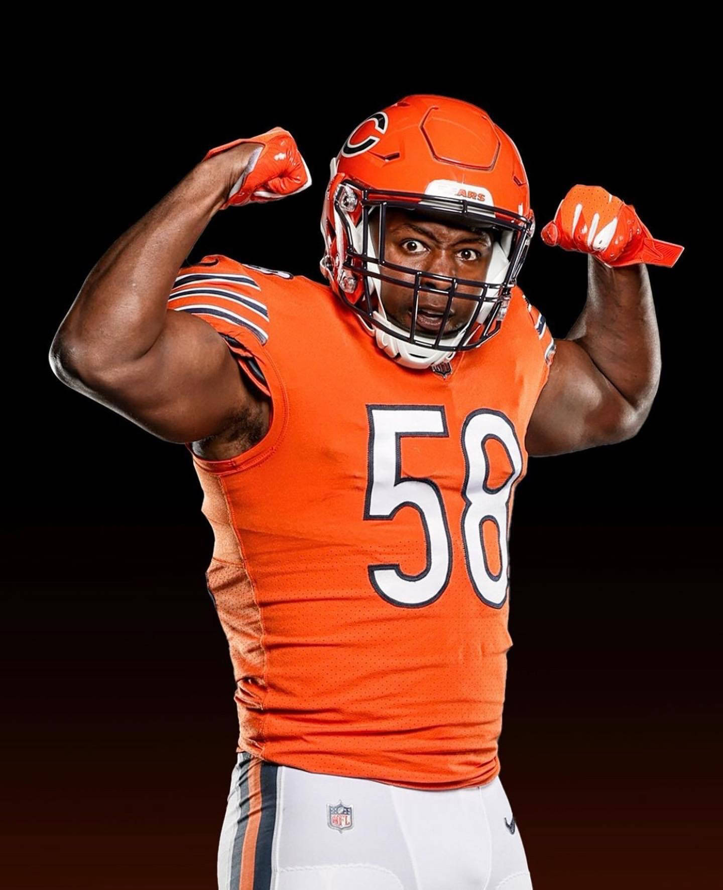 Chicago Bears Roquan Smith Flexing