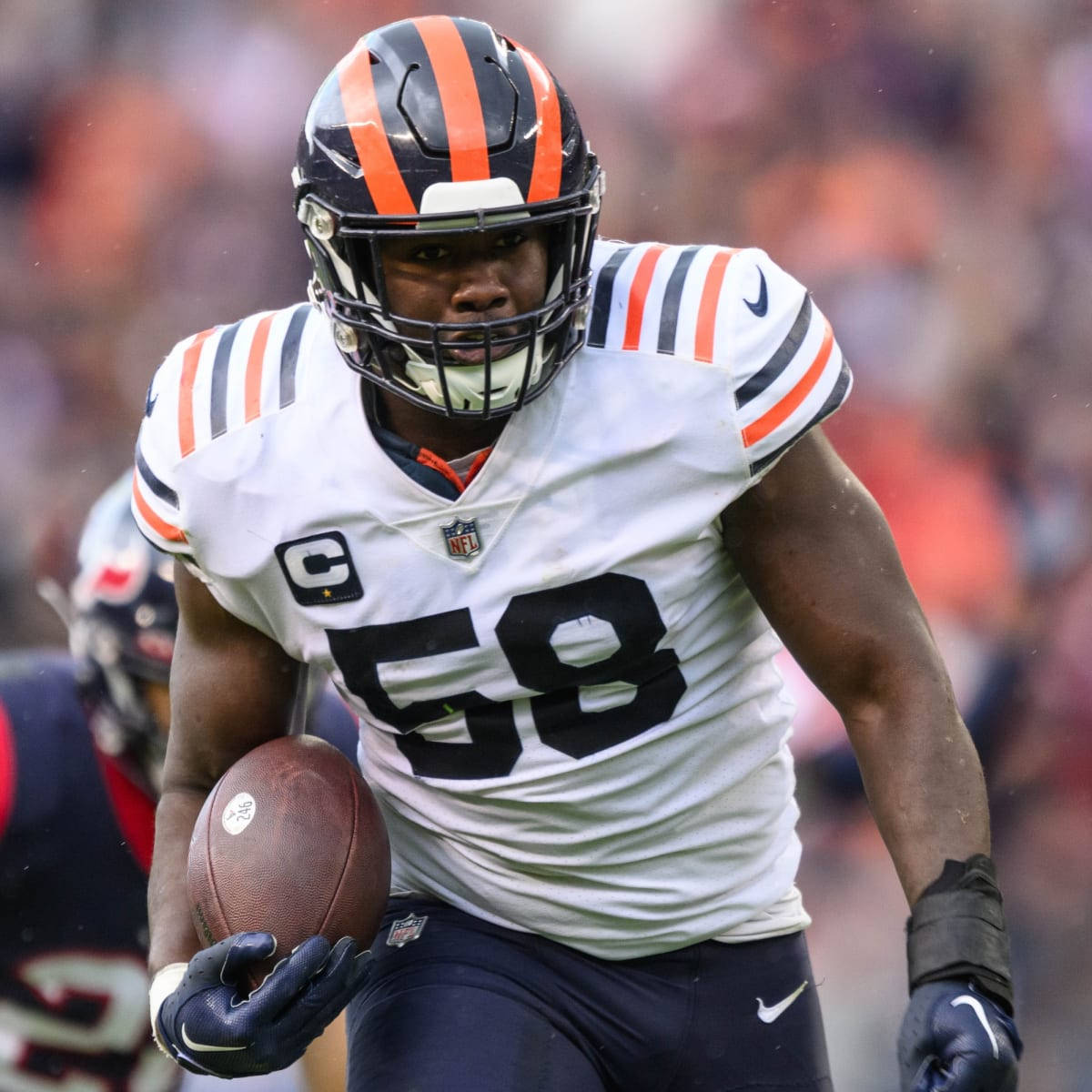 Chicago Bears Roquan Smith Holding The Ball Background