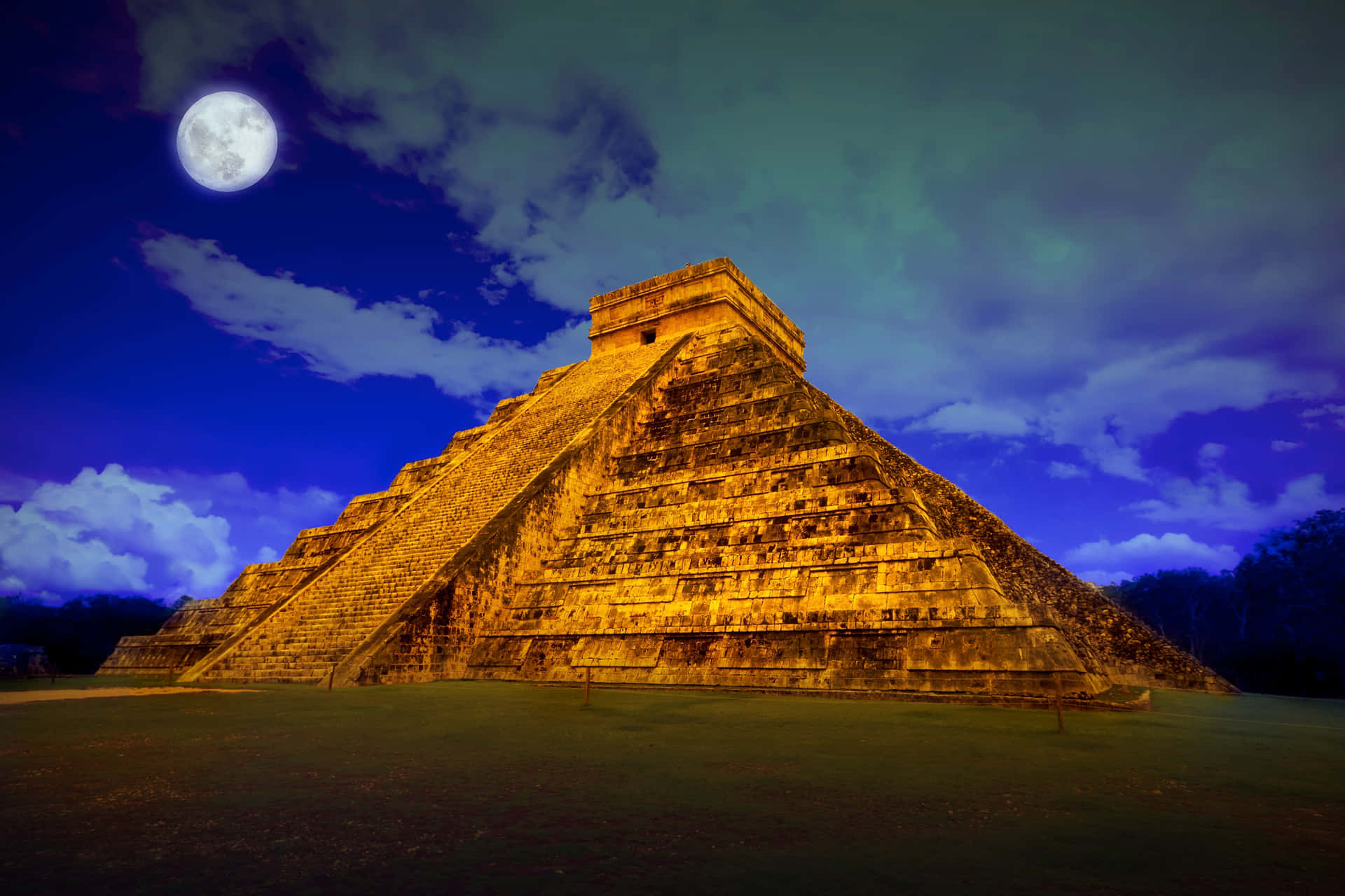 Chichen Itza Mexico El Castillo Cloudy Sky Background