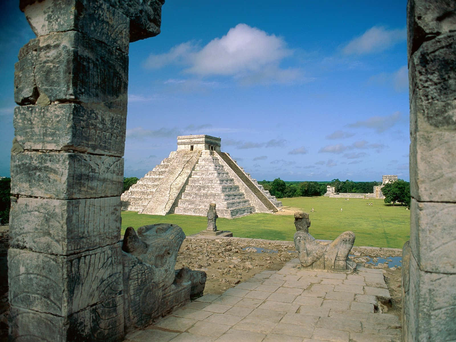 Chichen Itza Mexico El Castillo Distant View Background