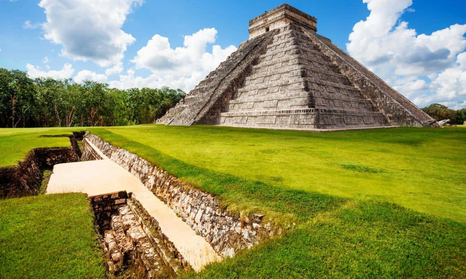 Chichen Itza Mexico El Castillo Grassy Ground