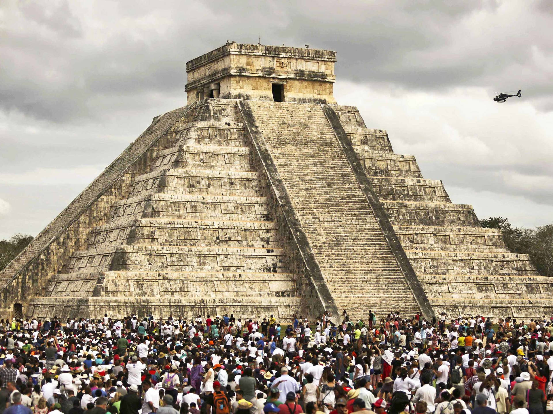 Chichen Itza's Temple Of Kukulkan Worshippers Background