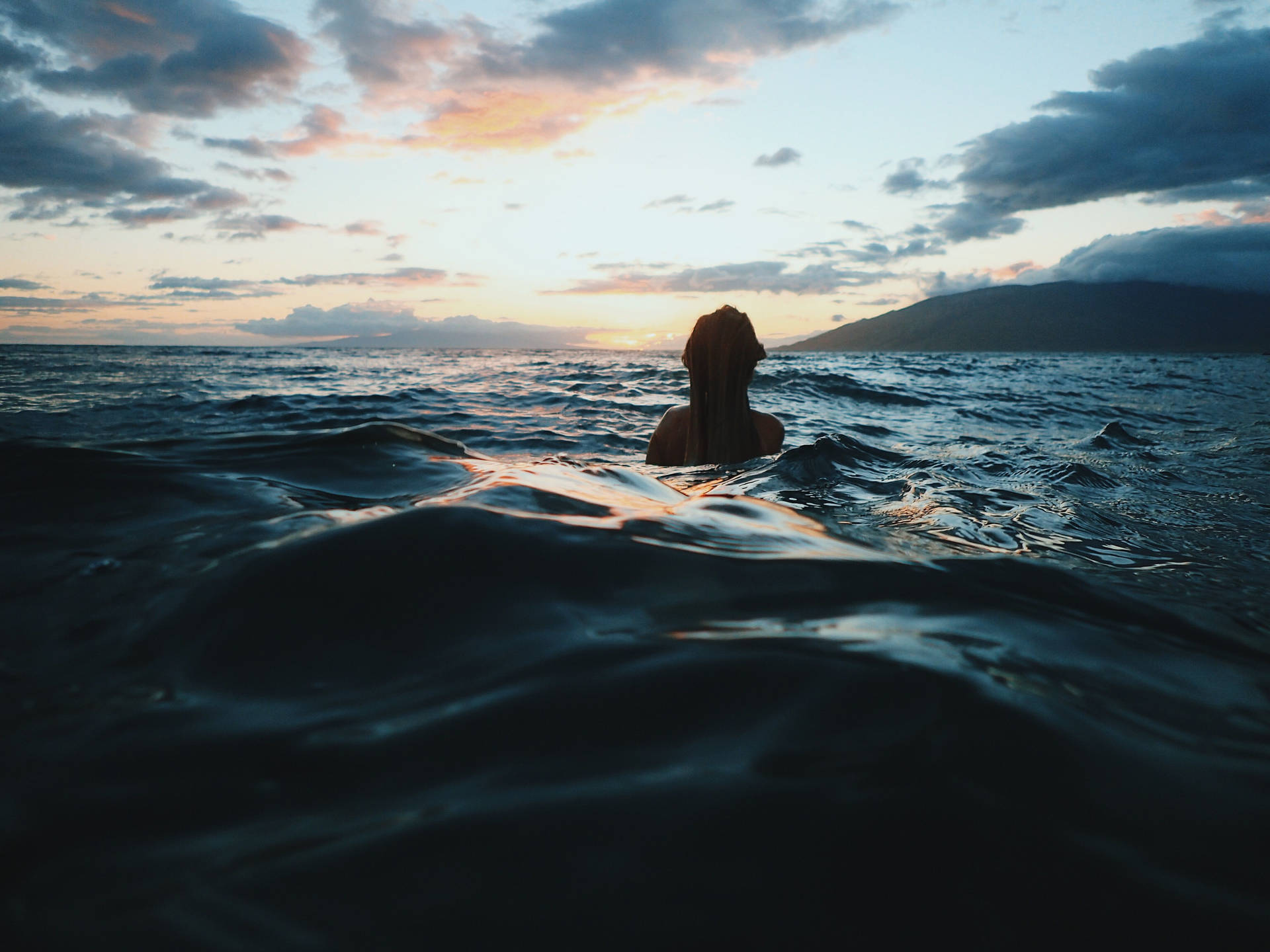 Chill 4k Woman In Ocean Background