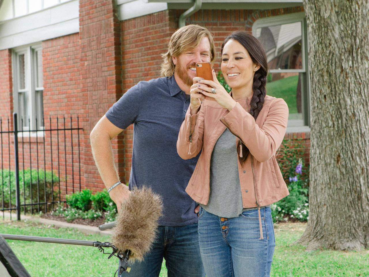 Chip And Joanna Gaines Selfie Background