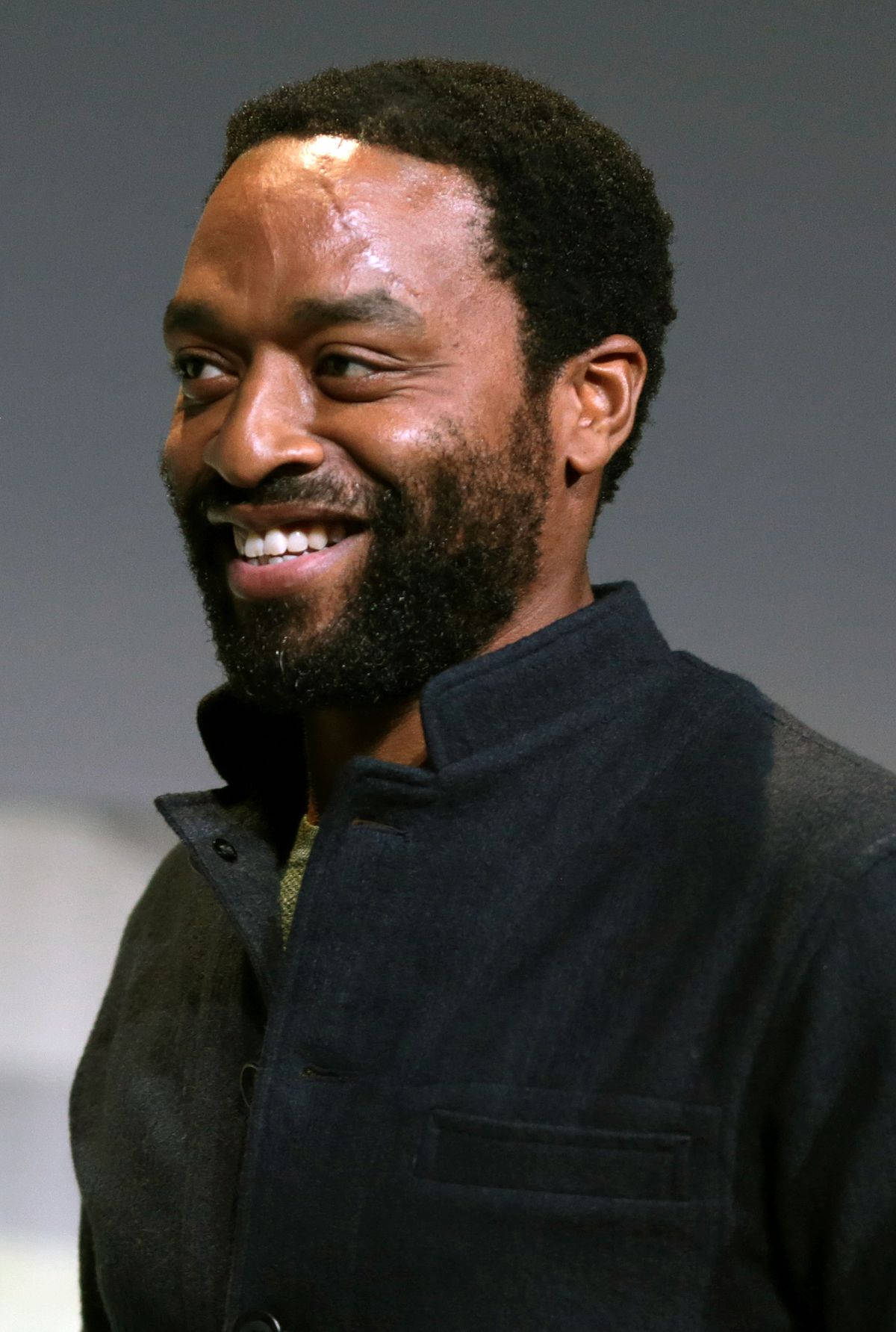 Chiwetel Ejiofor Exhibiting A Genuine Smile Background