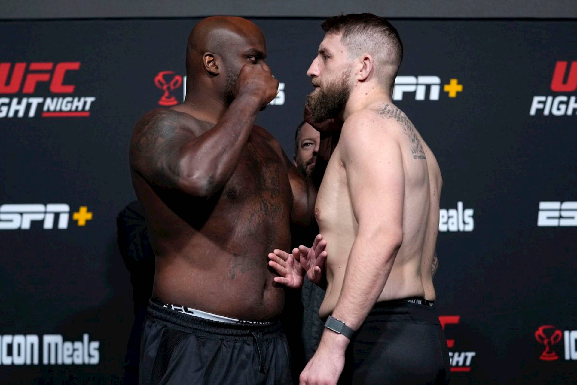 Chris Daukaus And Derrick Lewis Face-to-face Background