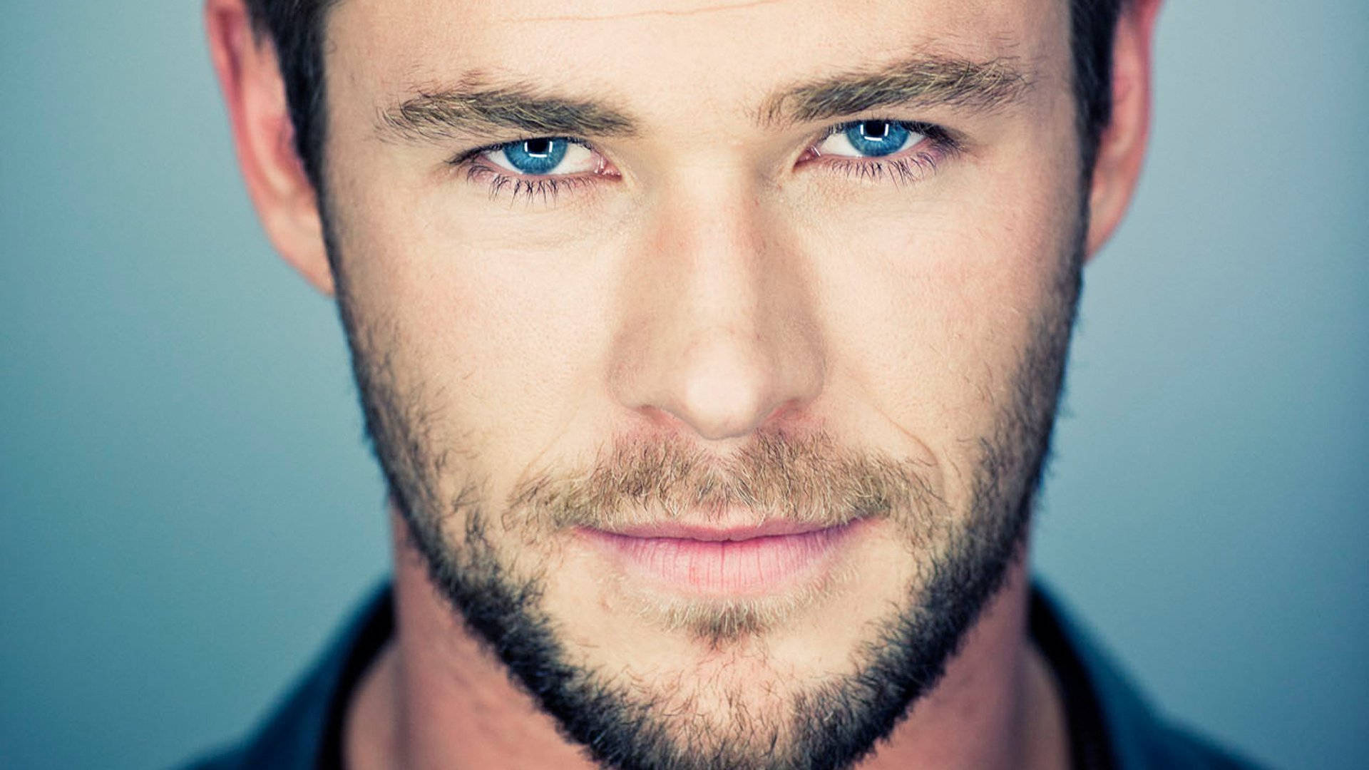 Chris Hemsworth Smirking Background