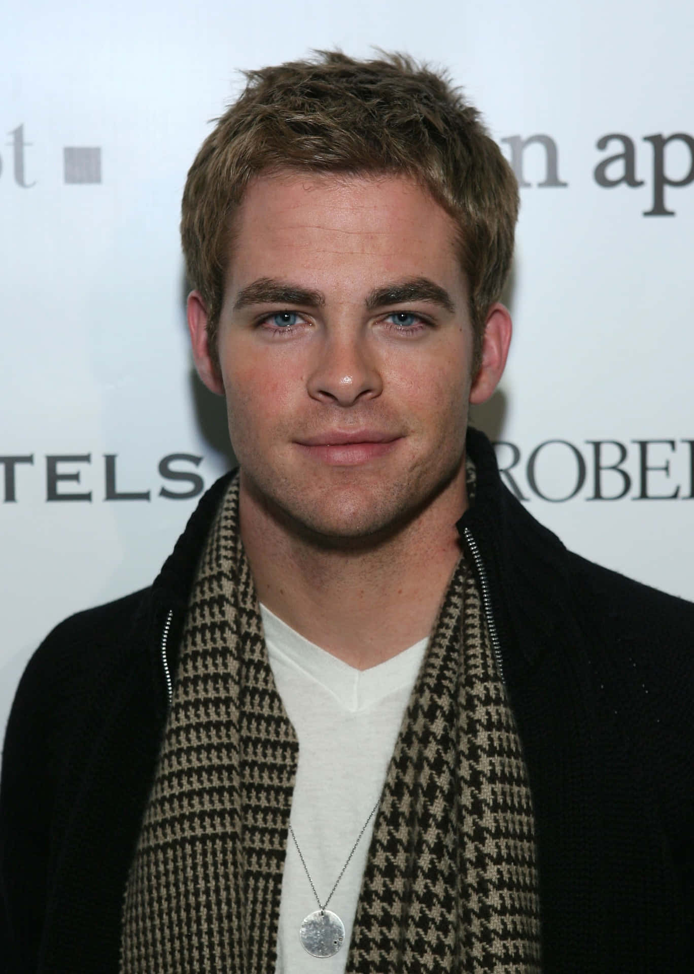 Chris Pine [wallpaper] Background