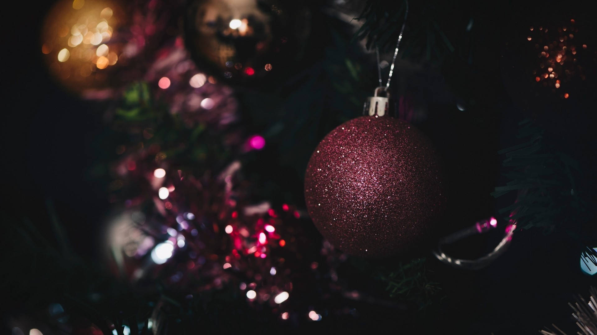 Christmas Aesthetic Desktop Maroon Ball Background