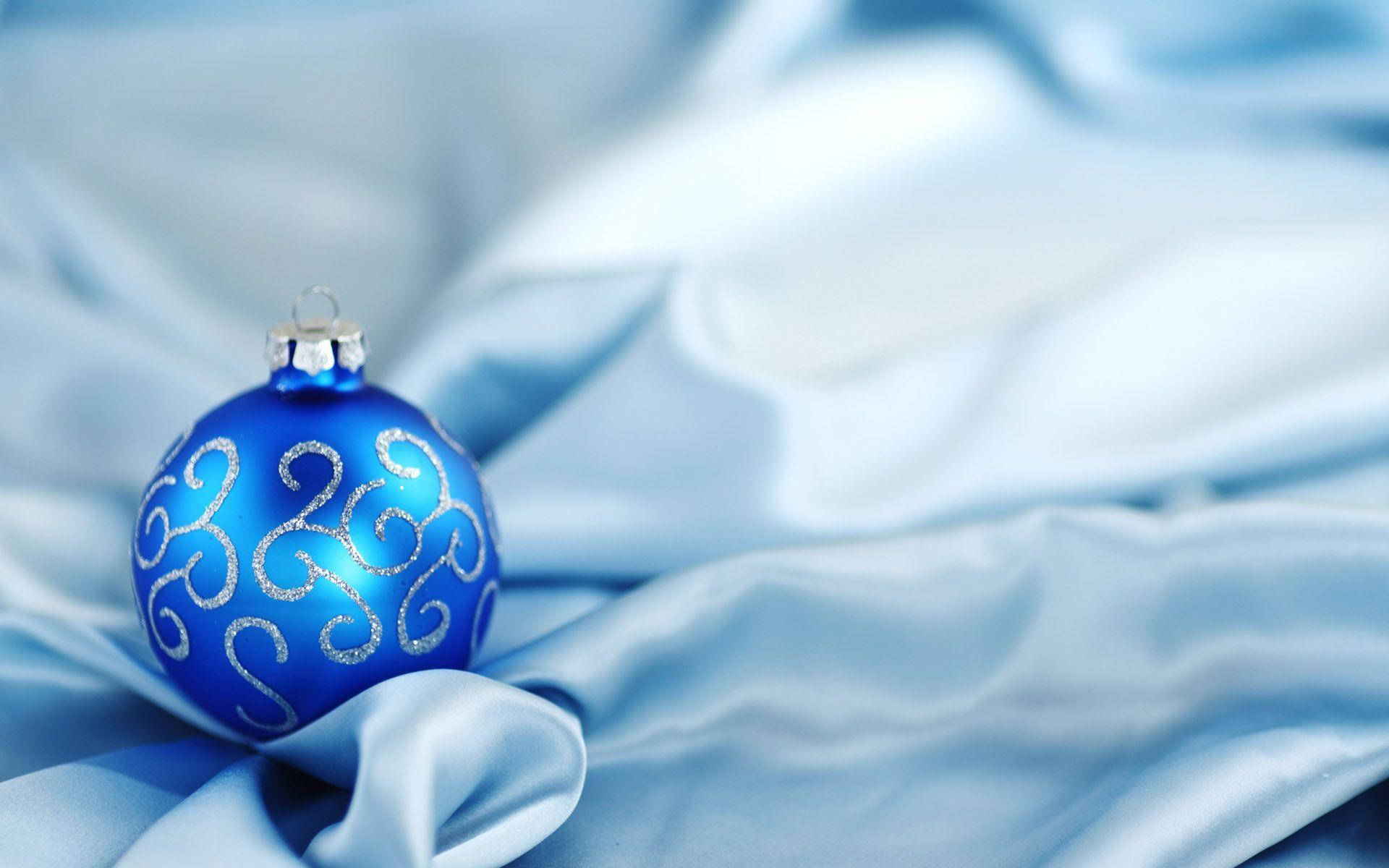 Christmas Ball Widescreen Background