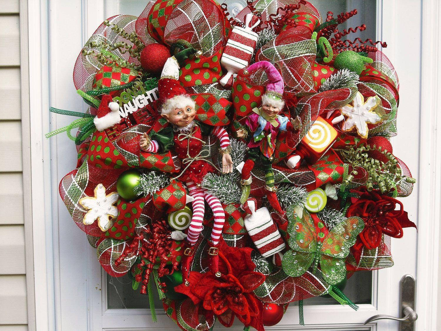 Christmas Wreath With Elves Background