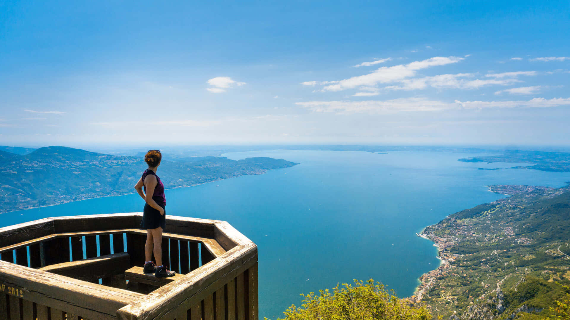 Cima Comer In Lago Di Garda Background